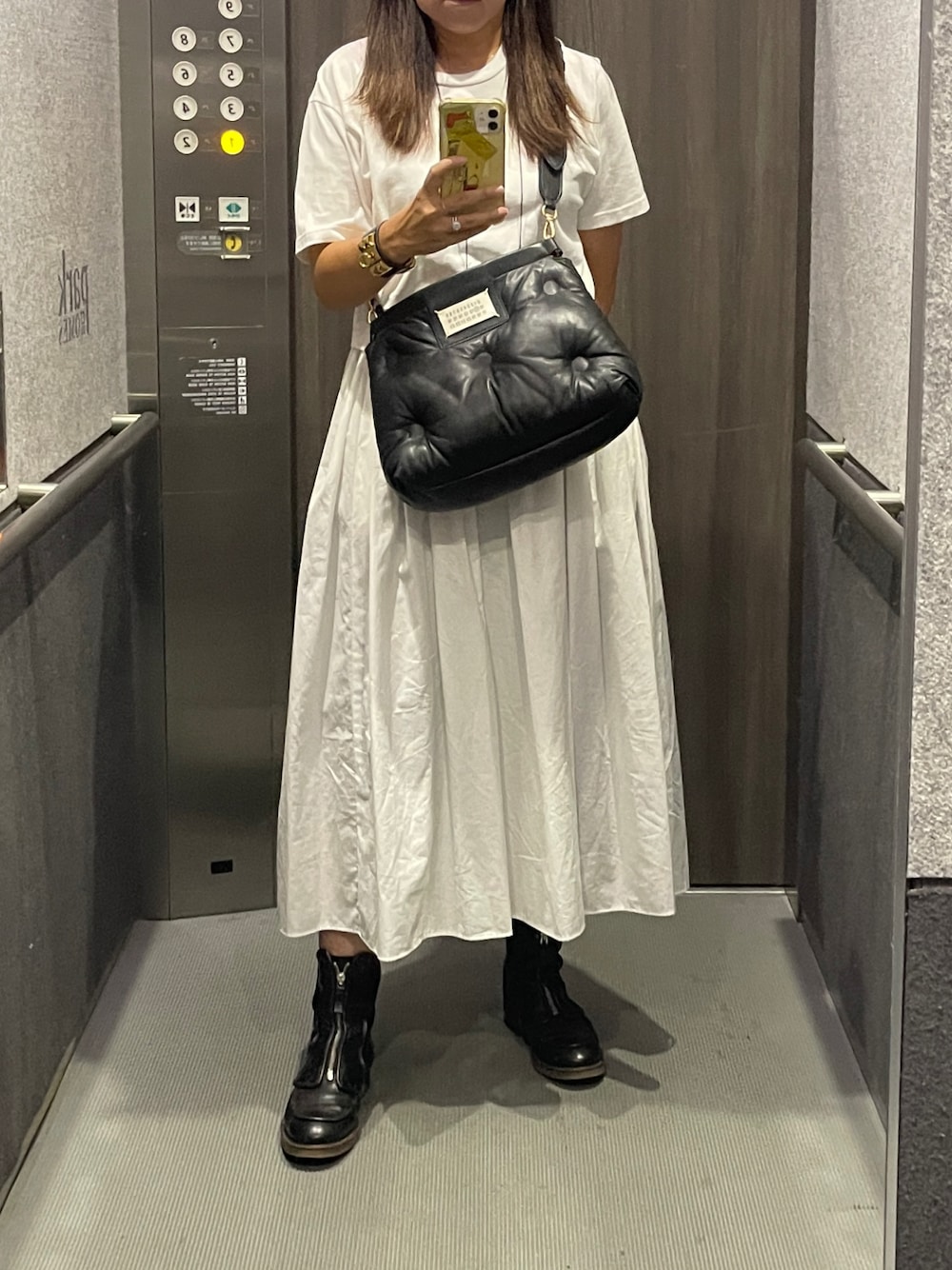 「Maison Margielaのアイテム（ショルダーバッグ、ブラック系）」を使った、mikiさん（レディース・158cm）の秋コーディネートの1枚目の写真