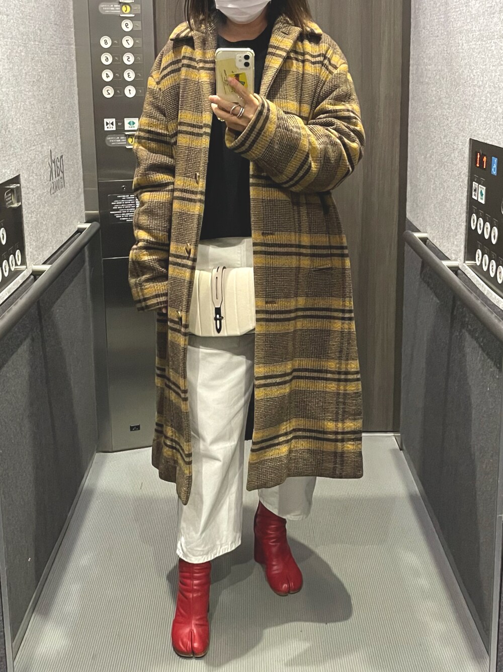 「Maison MargielaのMaison Margiela - Tabi アンクルブーツ - women - レザー - 39（ブーツ、レッド系）」を使った、mikiさん（レディース・158cm）の冬コーディネートの1枚目の写真