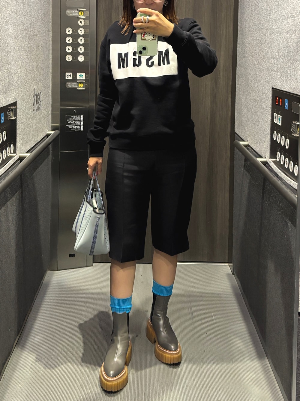 「THE ROWのアイテム（パンツ、ブラック系）」を使った、mikiさん（レディース・158cm）の冬コーディネートの1枚目の写真
