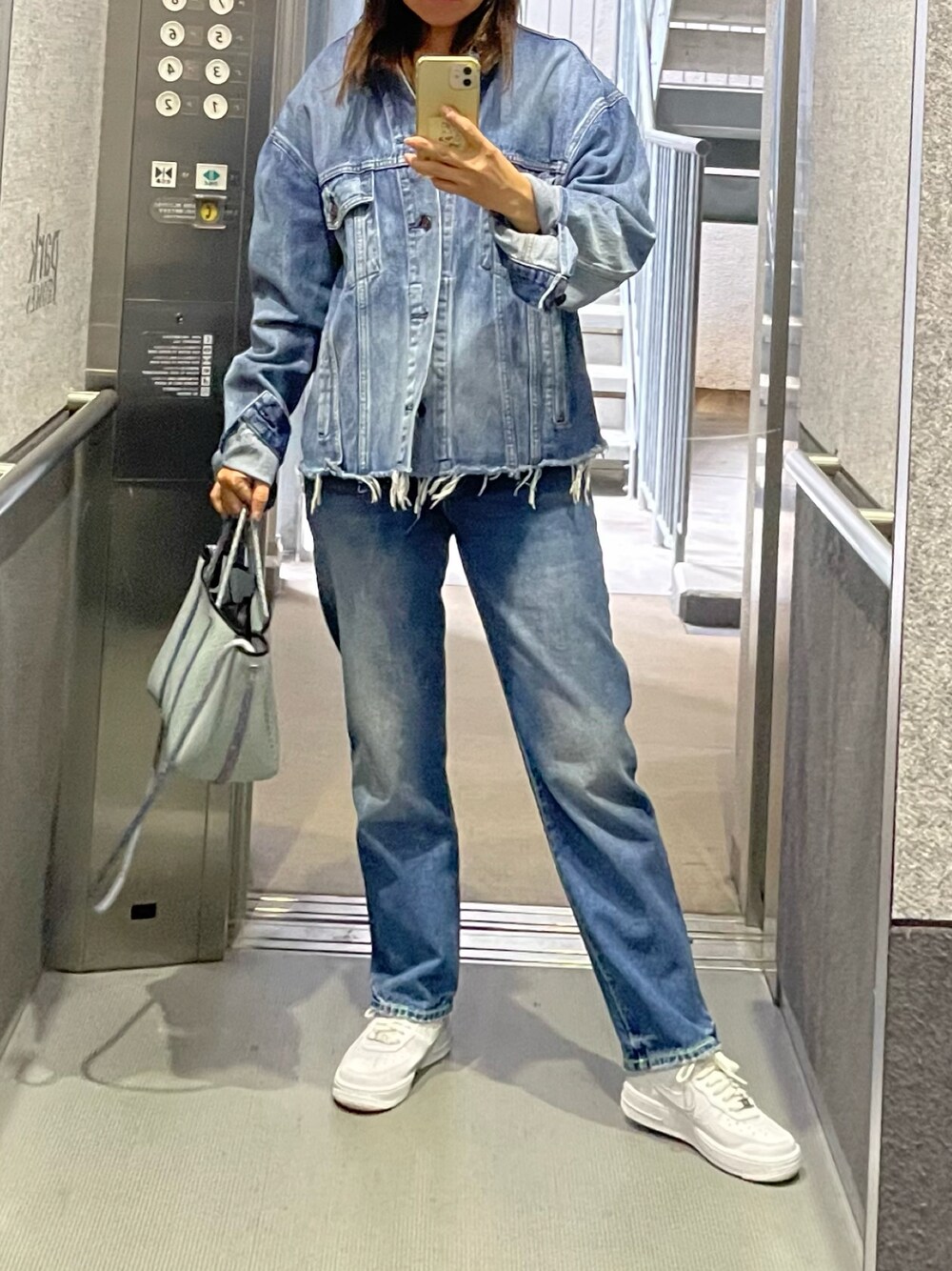 「MSGMのアイテム（デニムパンツ、ブルー系）」を使った、mikiさん（レディース・158cm）の春コーディネートの1枚目の写真