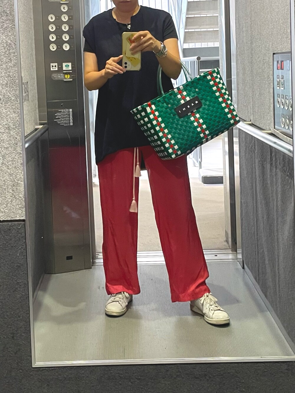 「STUNNING LUREのアイテム（パンツ、ピンク系）」を使った、mikiさん（レディース・158cm）の秋コーディネートの1枚目の写真