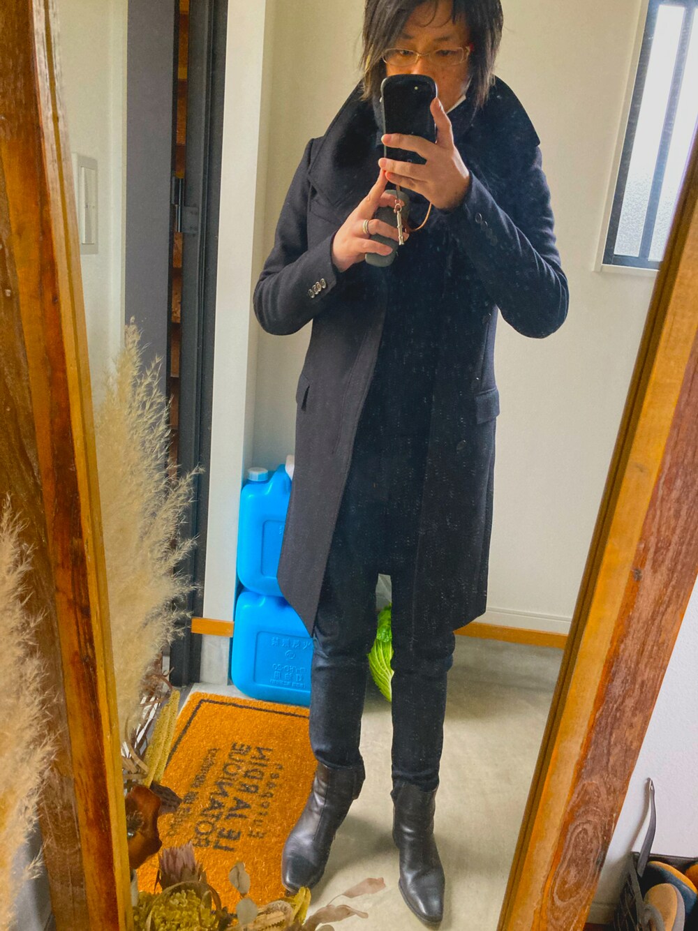 「オトナカジュアル、秋冬コーデ、シンプル、今日のコーデ、シンプルコーデ、黒」｜「Dior hommeのアイテム（チェスターコート、ブラック系）」を使った、akky  ❣️相互❣️さん（メンズ・175cm）の冬コーディネートの1枚目の写真