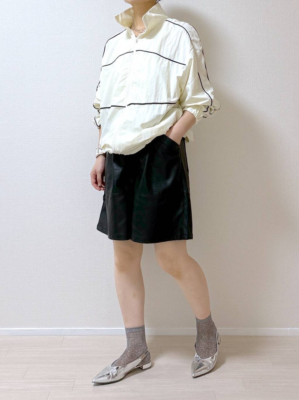 「きれいめ、高見え、ワントーン、高身長、個性派、モード、メンズライク、カジュアル、着痩せ・細見え、Over40スタッフ、ショートパンツ、ハーフパンツ、ソックス、トラックジャケット、スポーツミックス」｜「LOWRYS FARMのリボンツキ２ＷＡＹミュール　100500（パンプス、シルバー系）」を使った、はやまさんさん（レディース・165cm）の秋コーディネートの1枚目の写真