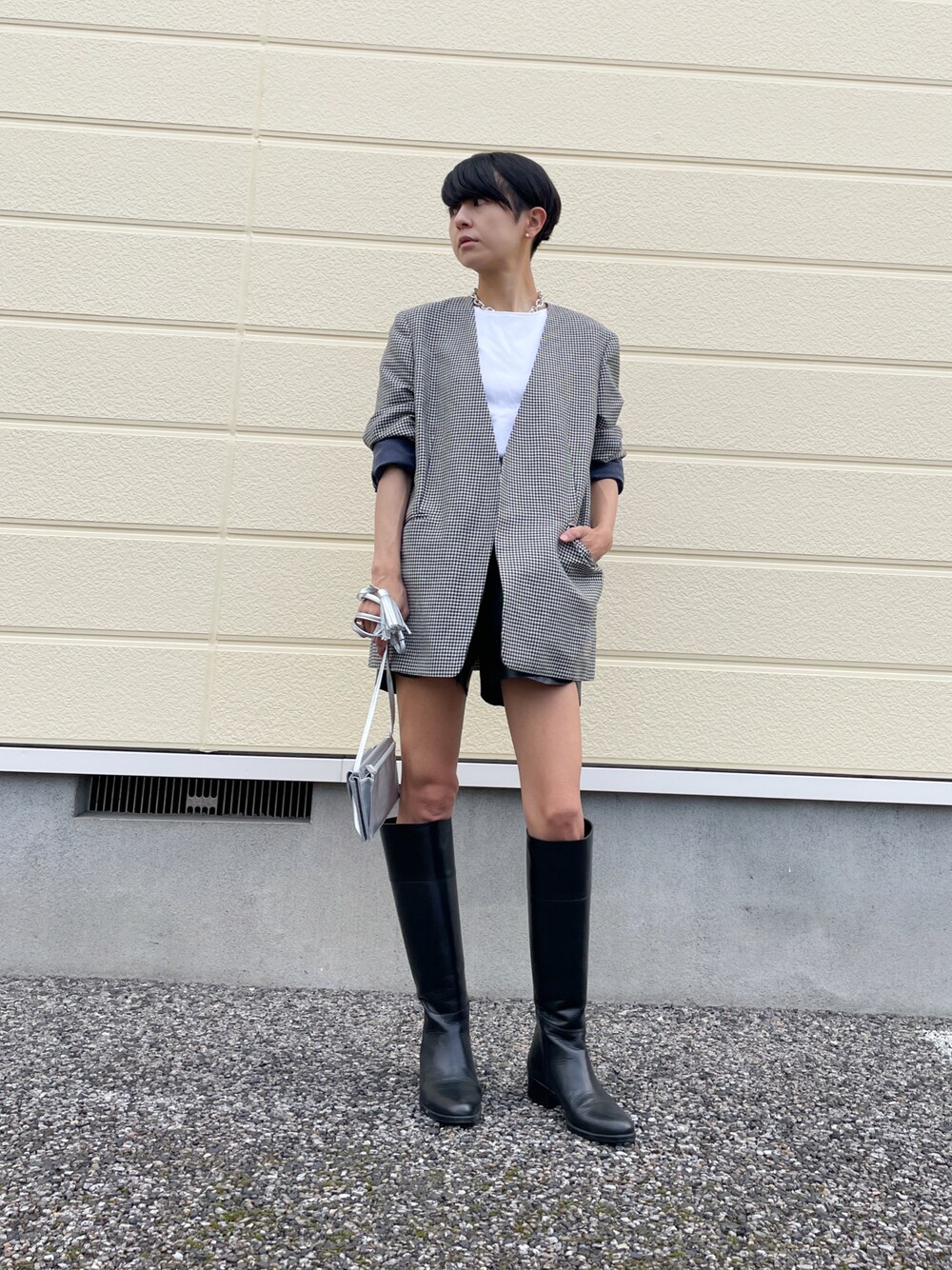 「秋服準備はじめました、ジャケットスタイル、ジャケット、ノーカラージャケット、ロングブーツ、ショートパンツ、チェック、大人カジュアル、BIRTHDAY BAR、ブーツ」｜「Actuallyのフェイクレザー 横型モバイルショルダー 財布（ショルダーバッグ、シルバー系）」を使った、バヤシさん（レディース・157cm）の秋コーディネートの1枚目の写真