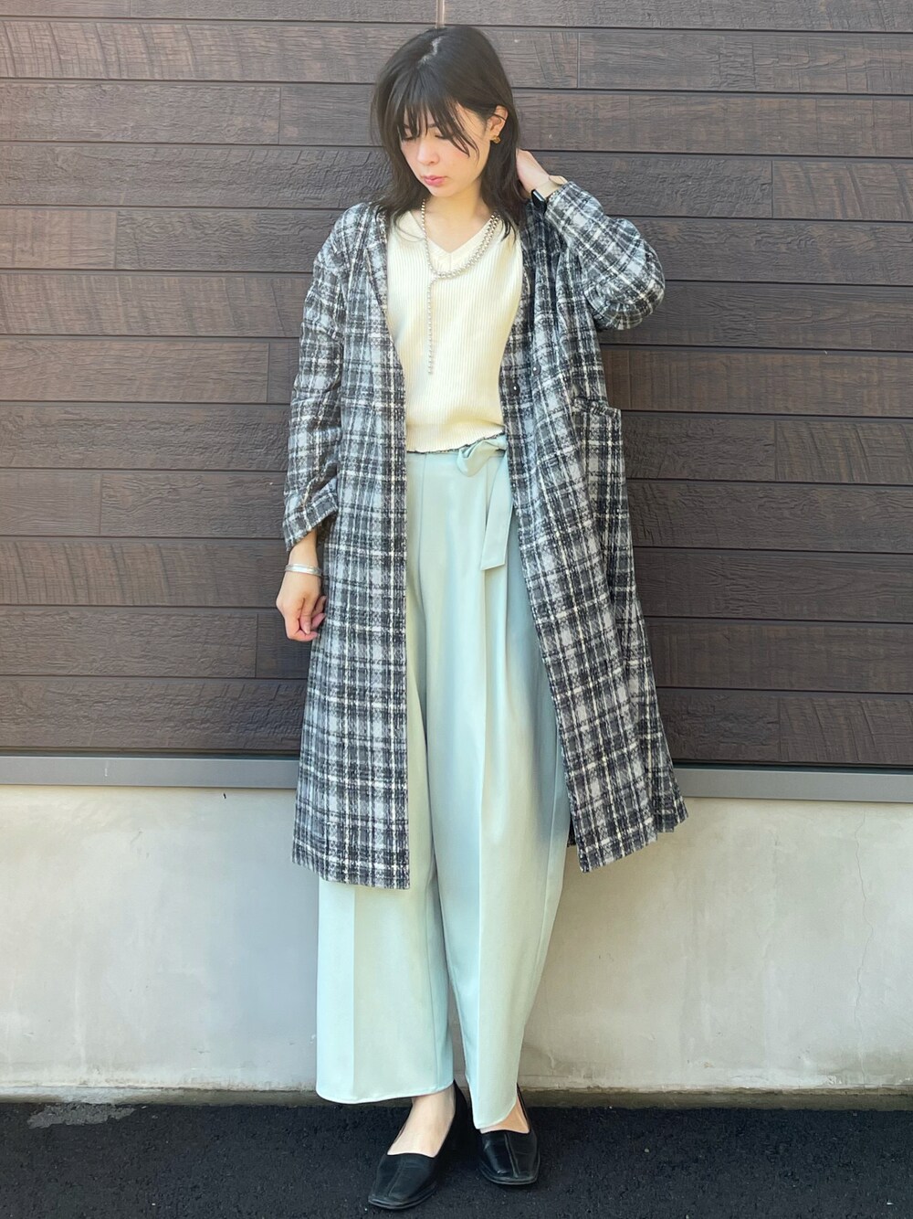 「クリスマスに着たい服、チェック柄に恋してる、大人カジュアル、フェミニン、お出かけコーデ、休日スタイル、プチプラ、SLURR、チェック、ロングコート、ミントグリーン、ニット、高身長コーデ、骨格ナチュラル」｜「Green　Parksの・ELENCARE DUE チェックロングコート＊（ノーカラーコート、ブラック系）」を使った、yokoyama_yuuuさん（レディース・173cm）の冬コーディネートの1枚目の写真