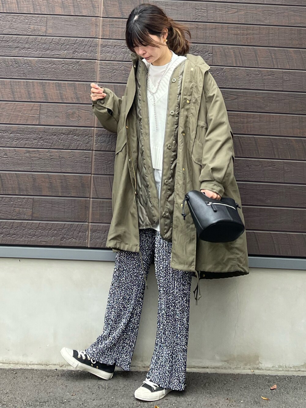 「大人カジュアル、きれいめカジュアル、おしゃれさんと繋がりたい、プチプラ、モッズコート、カーキ、ニット、レイヤードスタイル、プリーツパンツ、レオパード、ミニバッグ、ショルダーバッグ、高身長コーデ、骨格ナチュラル、スニーカー」｜「Green　Parksの厚みショート丈Vネックプルオーバー＊（ニット/セーター、ホワイト系）」を使った、yokoyama_yuuuさん（レディース・173cm）の冬コーディネートの1枚目の写真