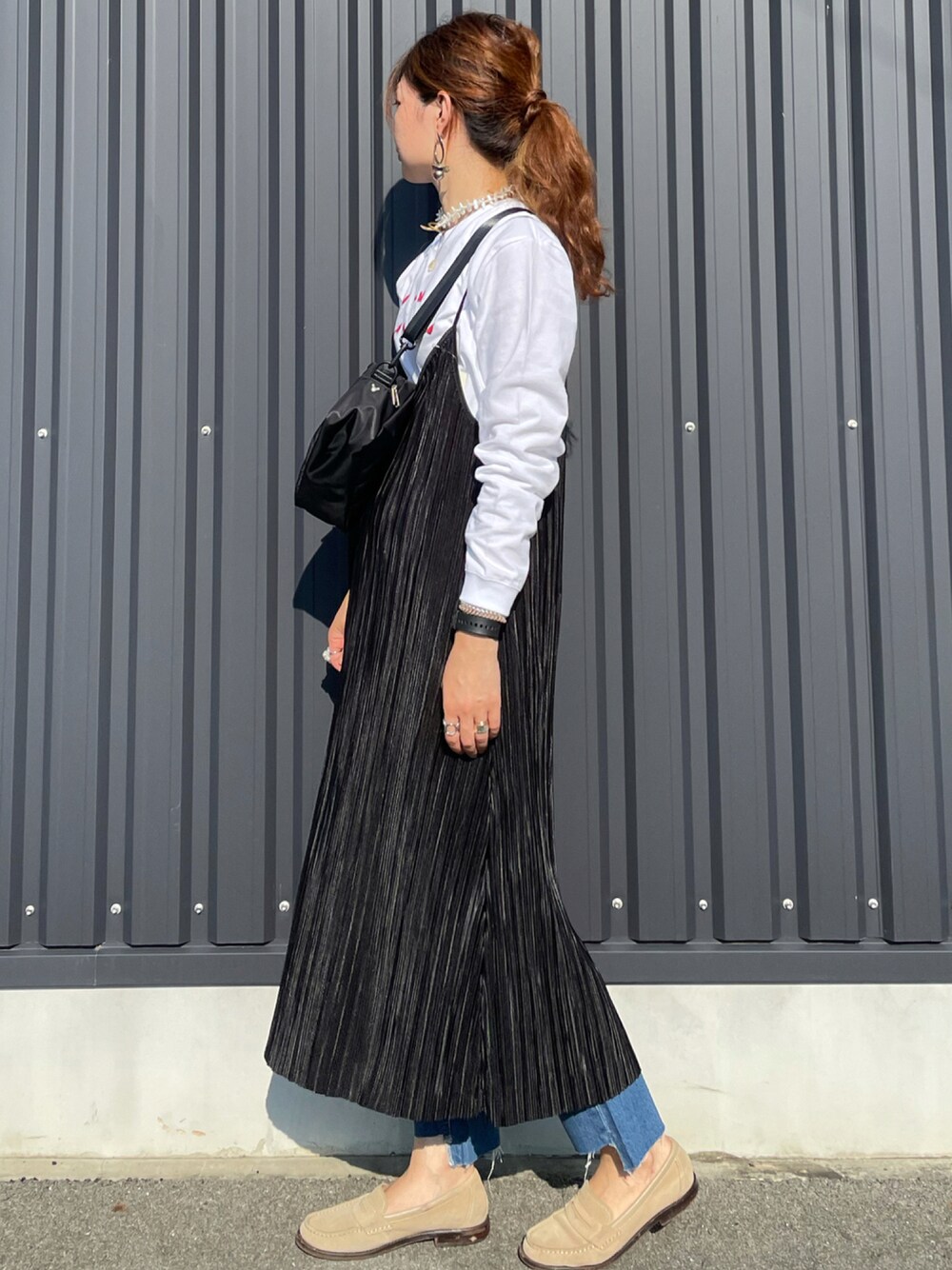 「秋コーデ、秋のコーデ、秋服準備はじめました、キャミワンピ、プチプラコーデ、ロンT、デニム、大人カジュアル、オトナカジュアル、レイヤードスタイル、休日スタイル、プチプラ、骨格ナチュラル、高身長女子、高身長コーデ」｜「Green　Parksの■minnie/シルエットロンT＊（Tシャツ/カットソー、ホワイト系）」を使った、yokoyama_yuuuさん（レディース・173cm）の秋コーディネートの1枚目の写真
