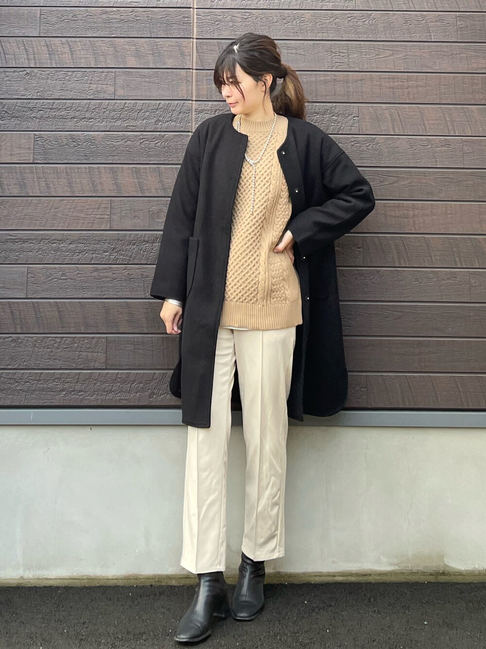 「大人カジュアル、休日スタイル、きれいめカジュアル、プチプラ、高身長コーデ、骨格ナチュラル、パンツスタイル、ケーブルニット、ノーカラーコート、ブラック、センターシーム、裏起毛、ショートブーツ」｜「Green　Parksのノーカラーコート＊（その他アウター、ブラック系）」を使った、yokoyama_yuuuさん（レディース・173cm）の冬コーディネートの1枚目の写真
