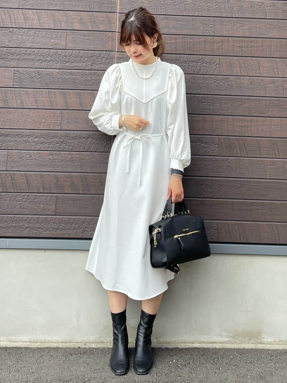 「ワンピース、シンプル、秋のコーデ、モノトーン、休日スタイル、キレイめ、プチプラ、パールネックレス、秋コーデ、スクエアバッグ、SLURR」｜「SLURRのパイピング切替ボリュームスリーブワンピース（ワンピース、ホワイト系）」を使った、yokoyama_yuuuさん（レディース・173cm）の秋コーディネートの1枚目の写真