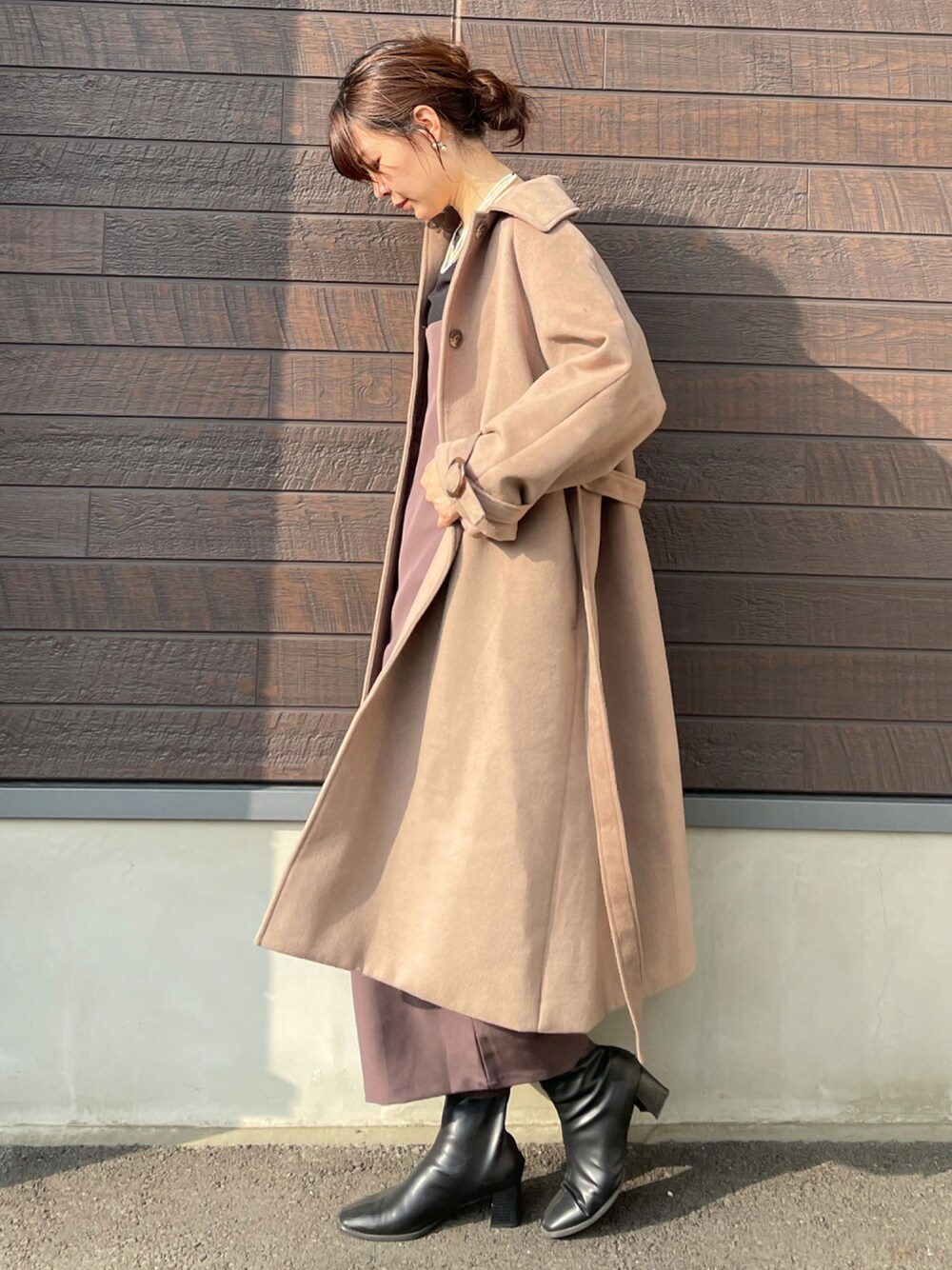 「大人カジュアル、コート、アウター、SLURR、ママコーデ、ワンピース、ショートブーツ、チョコレート」｜「SLURRの4wayステンカラーコート（ステンカラーコート、ブラウン系）」を使った、yokoyama_yuuuさん（レディース・173cm）の夏コーディネートの1枚目の写真
