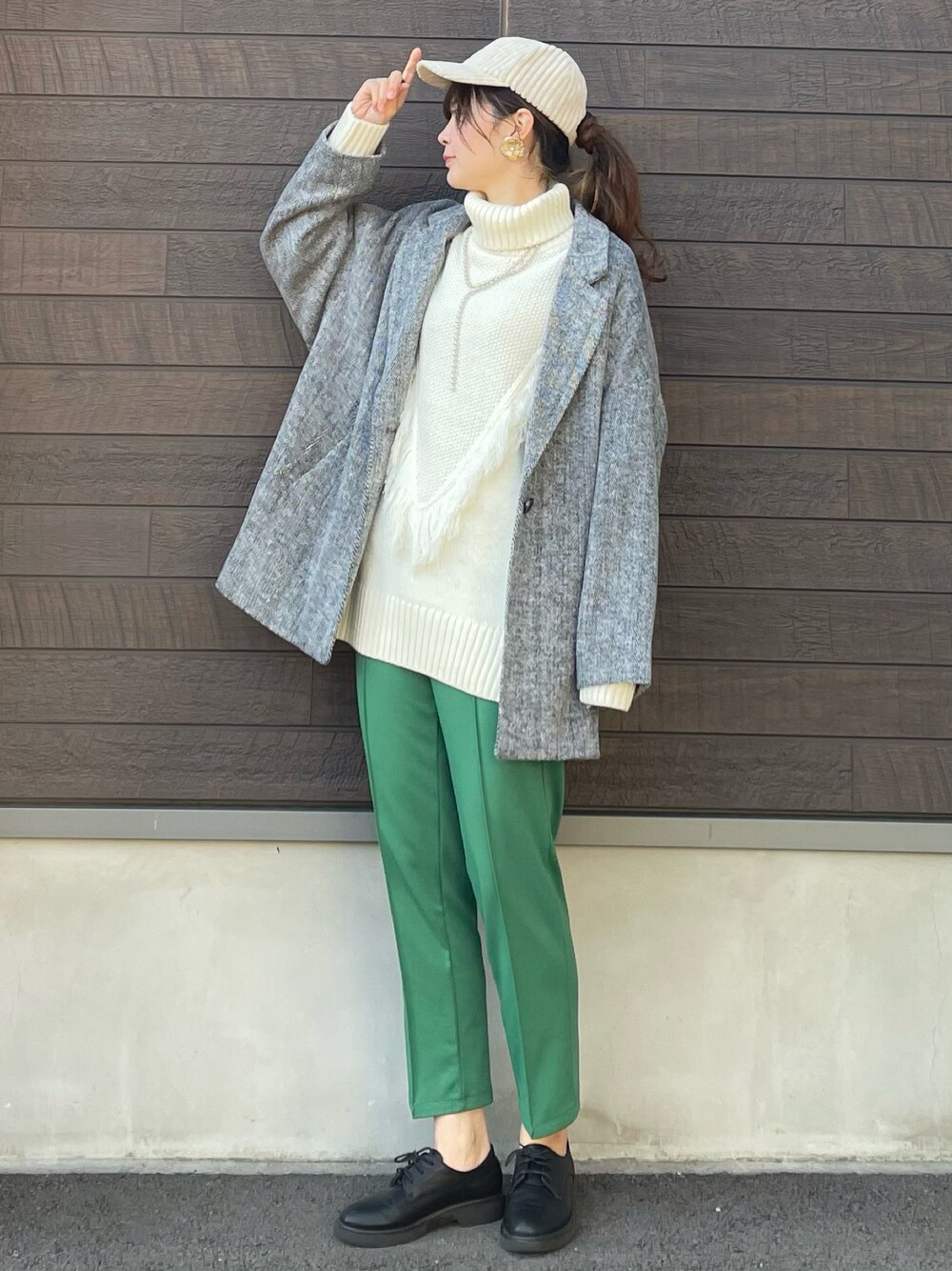 「大人カジュアル、お出かけコーデ、おしゃれさんと繋がりたい、休日スタイル、プチプラ、高身長コーデ、骨格ナチュラル、ショートコート、フリンジ、フリンジニット、カラーパンツ、グリーン、パンツスタイル、裏起毛」｜「ELENCARE DUEの・ELENCARE DUE ヘリンボーンショートコート＊（テーラードジャケット、ブラック系）」を使った、yokoyama_yuuuさん（レディース・173cm）の冬コーディネートの1枚目の写真