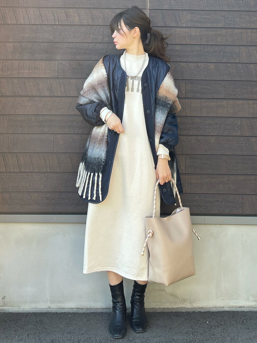 「クリスマスに着たい服、大人カジュアル、マイベストコーデ2021、コート、裏起毛、ロングワンピース、ワンピース、休日スタイル、プチプラ、トートバッグ、マフラー、冬コーデ、高身長コーデ、骨格ナチュラル」｜「ELENCARE DUEの・ELENCARE DUE SET2点ライナー×モッズ＊（モッズコート、ブルー系）」を使った、yokoyama_yuuuさん（レディース・173cm）の冬コーディネートの1枚目の写真