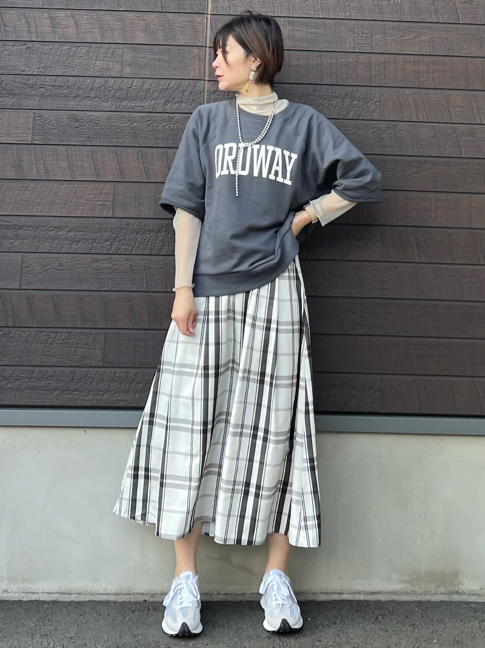 「大人カジュアル、きれいめカジュアル、春コーデ、プチプラ、高身長コーデ、レイヤードスタイル、シアー、チェック、はじめましてコーデ、スニーカー、ニューバランス、グレー」｜「Green　Parksのシアータートル＊（Tシャツ/カットソー、ベージュ系）」を使った、yokoyama_yuuuさん（レディース・173cm）の春コーディネートの1枚目の写真