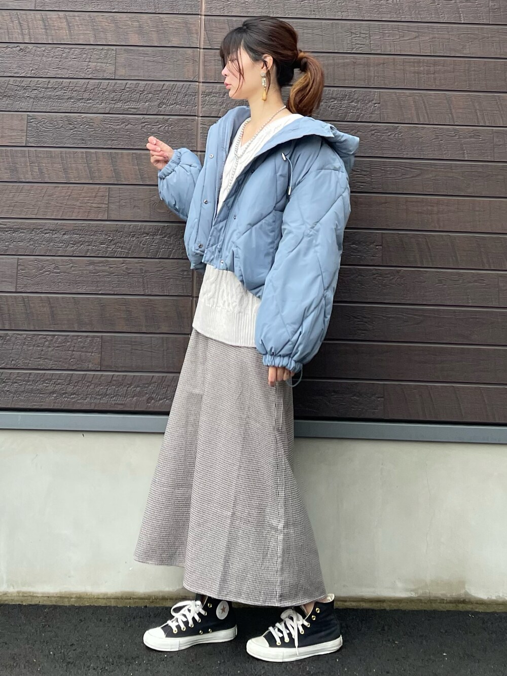 「お出かけコーデ、休日スタイル、冬コーデ、プチプラ、高身長コーデ、骨格ナチュラル、おしゃれさんと繋がりたい、Vネック、ケーブルニット、キルティング、ショート丈、ブルゾン、ギンガムチェック、フレアスカート、コンバース」｜「Petit fleurの・Petit Fleur ダイヤキルトブルゾン＊（その他アウター、ブルー系）」を使った、yokoyama_yuuuさん（レディース・173cm）の冬コーディネートの1枚目の写真