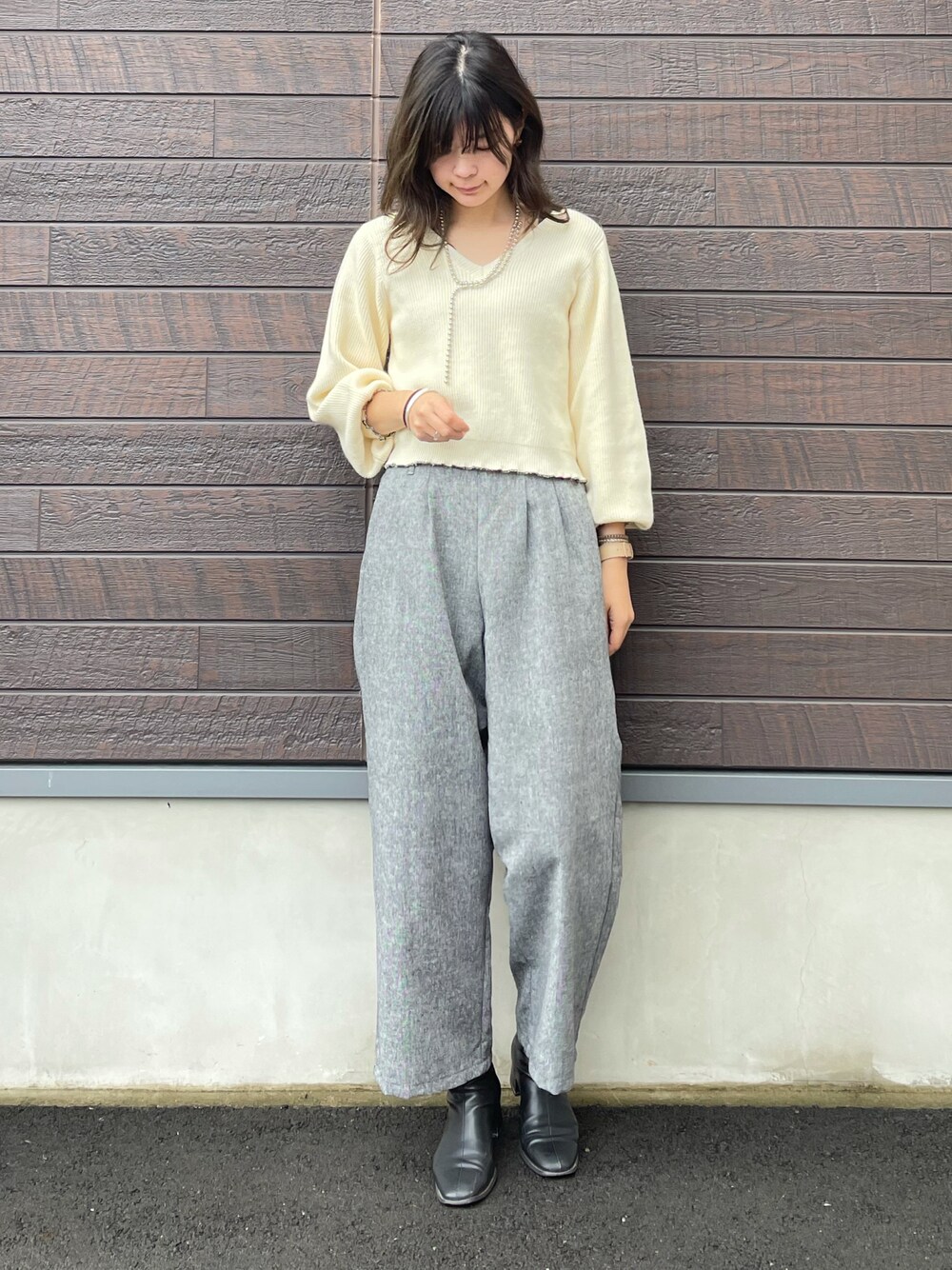 「SLURR、大人カジュアル、休日スタイル、プチプラ、ニット、ツイード、今日のコーデ、ワイドパンツ、高身長コーデ、骨格ナチュラル」｜「SLURRの【マシンウォッシャブル】Vネックショート丈ニット（ニット/セーター、ホワイト系）」を使った、yokoyama_yuuuさん（レディース・173cm）の冬コーディネートの1枚目の写真
