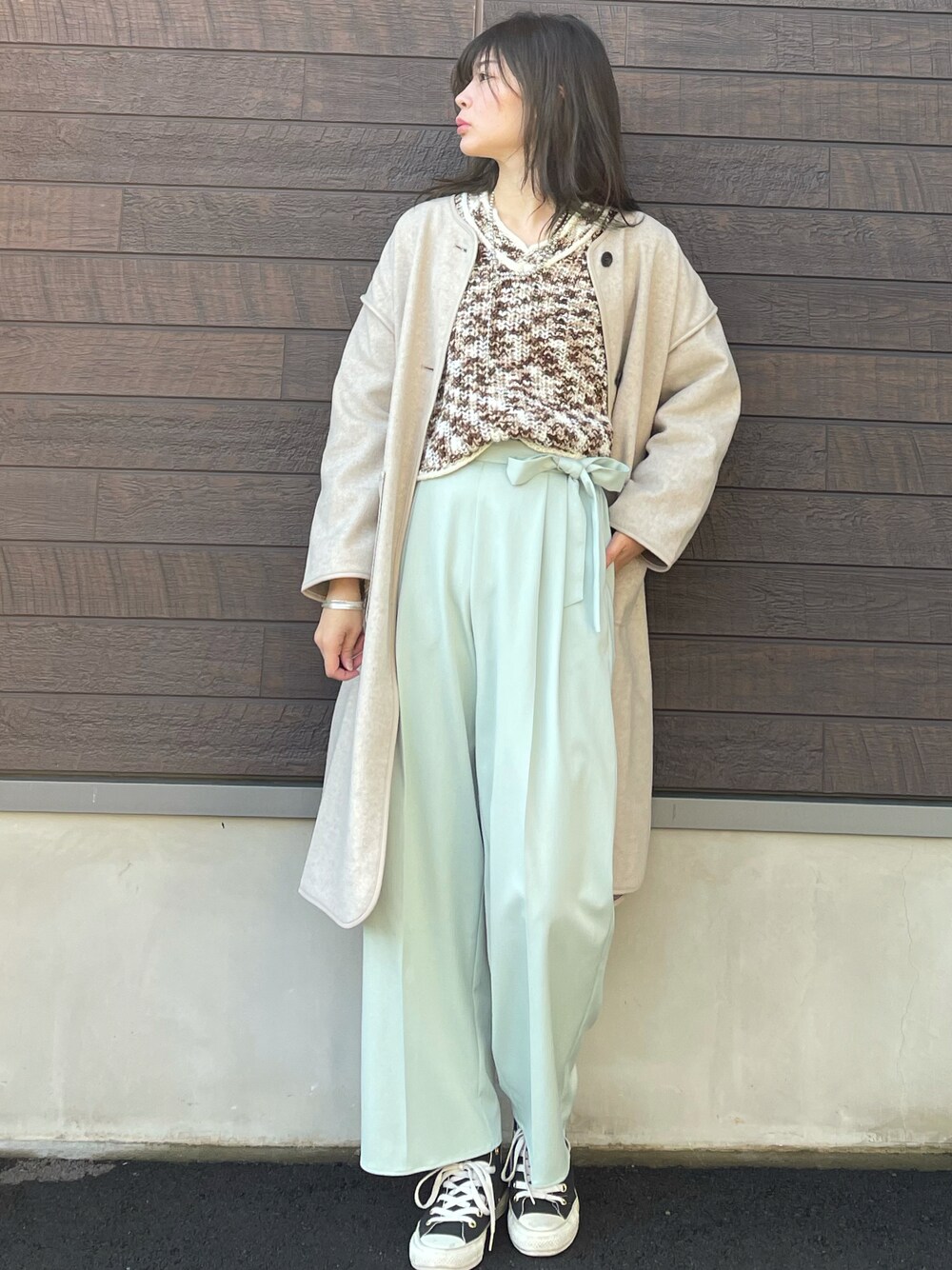「大人カジュアル、淡色コーデ、パイピング、SLURR、プチプラ、着回しコーデ、休日スタイル、メランジ、ニット、ワイドパンツ、コンバース、高身長コーデ、骨格ナチュラル」｜「Green　Parksの合皮パイピングコート＊（その他アウター、ベージュ系）」を使った、yokoyama_yuuuさん（レディース・173cm）の冬コーディネートの1枚目の写真