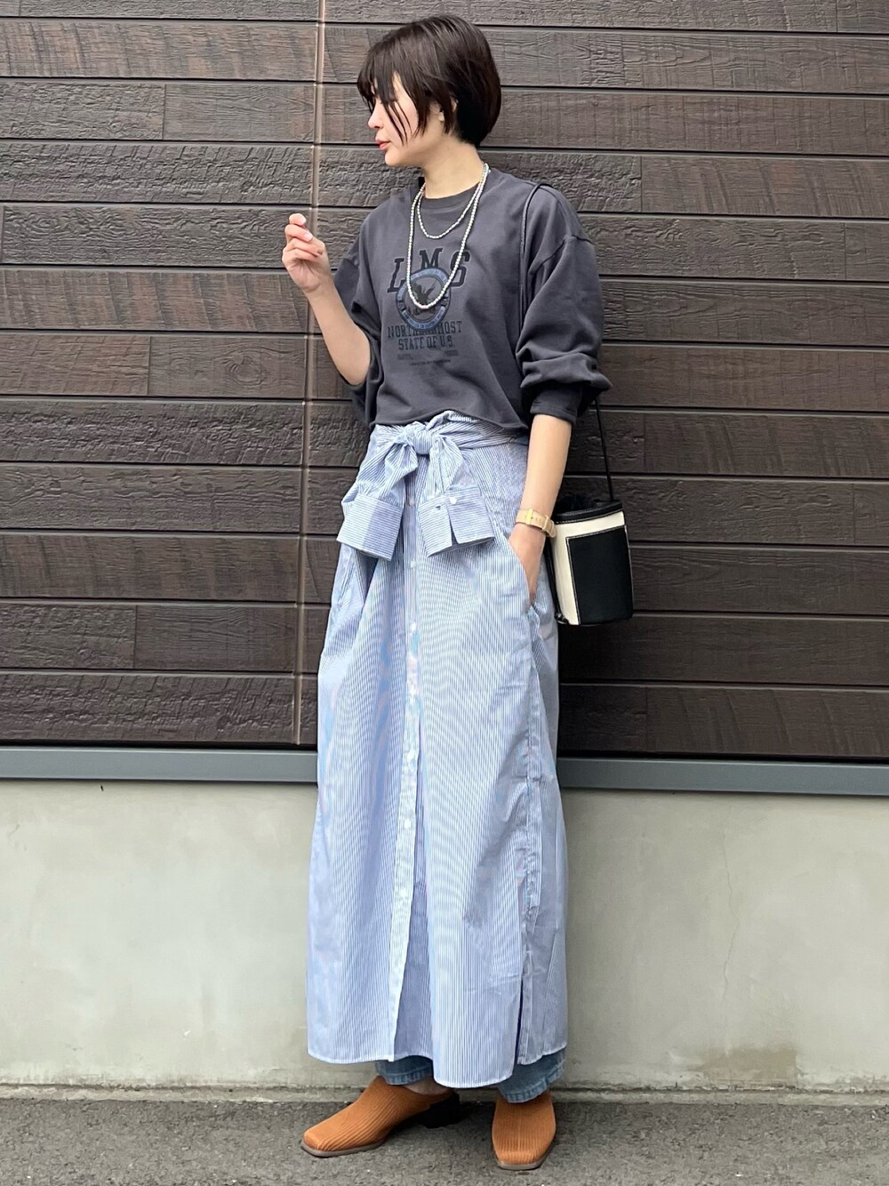 「春コーデ、休日コーデ、春服コーデ、大人カジュアル、バケットバッグ、シャツワンピ、ストライプ、高身長コーデ、骨格ナチュラル、プチプラ、巻きスカート、デニム、ミュール」｜「Green　Parksのクロップド丈ロゴプルオーバー（スウェット、グレー系）」を使った、yokoyama_yuuuさん（レディース・173cm）の春コーディネートの1枚目の写真