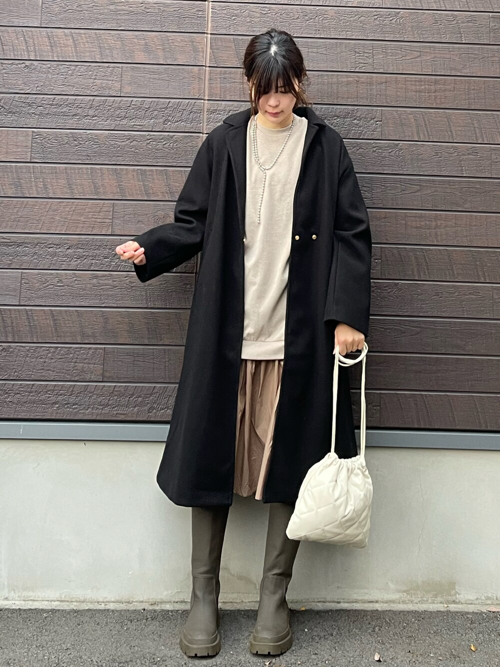 「おしゃれさんと繋がりたい、大人カジュアル、ワンピース、休日スタイル、プチプラ、今日のコーデ、ドッキングワンピ、チェスターコート、ロングブーツ、キルティングバッグ、高身長コーデ、骨格ナチュラル」｜「Green　Parksのカットソードッキングワンピース＊（ワンピース、ベージュ系）」を使った、yokoyama_yuuuさん（レディース・173cm）の冬コーディネートの1枚目の写真