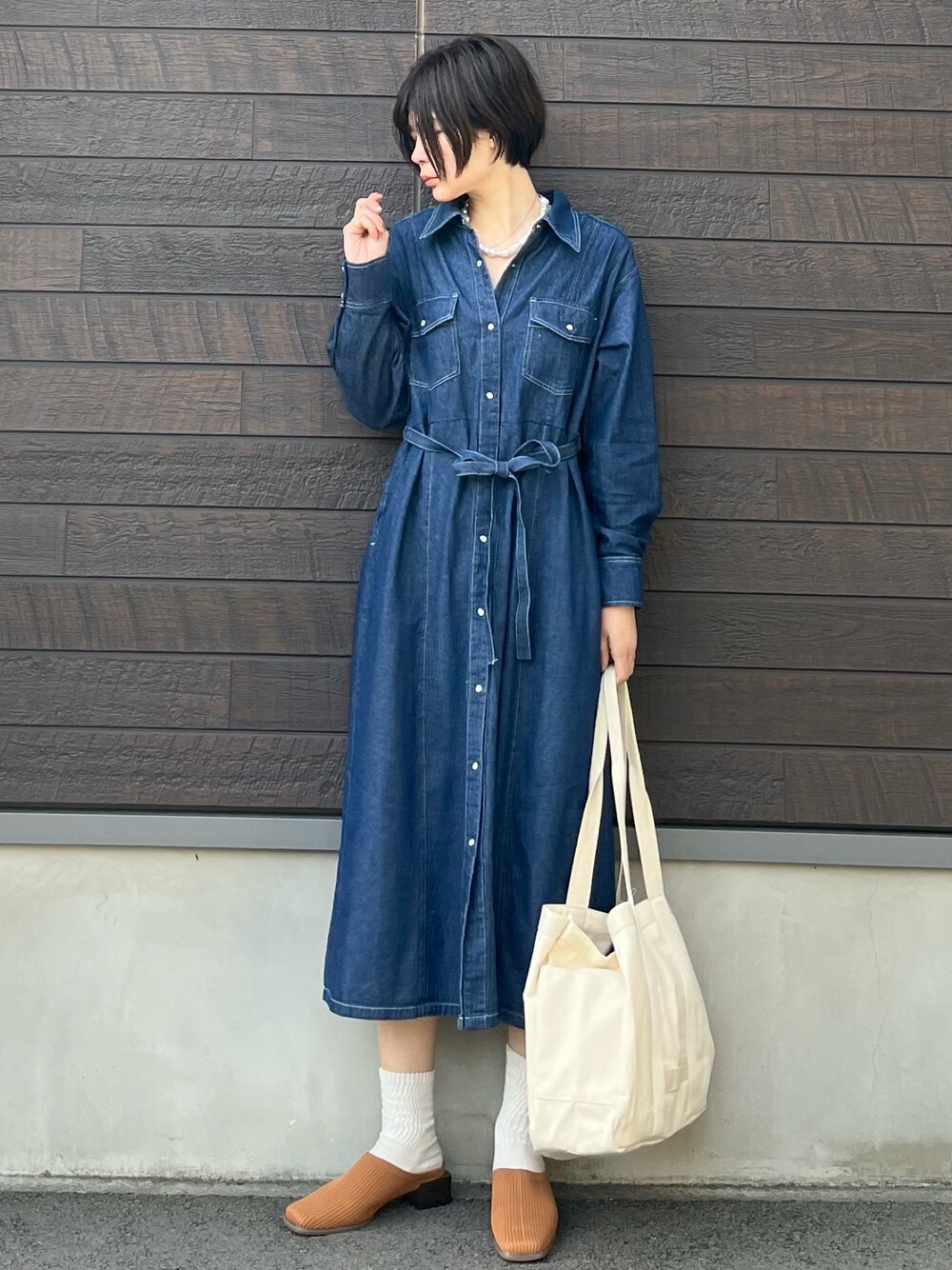 「春コーデ、休日コーデ、高身長コーデ、骨格ナチュラル、デニム、シャツワンピ、ミュール」｜「Green　Parksの■First Love デニムシャツワンピース（ワンピース、ブルー系）」を使った、yokoyama_yuuuさん（レディース・173cm）の春コーディネートの1枚目の写真