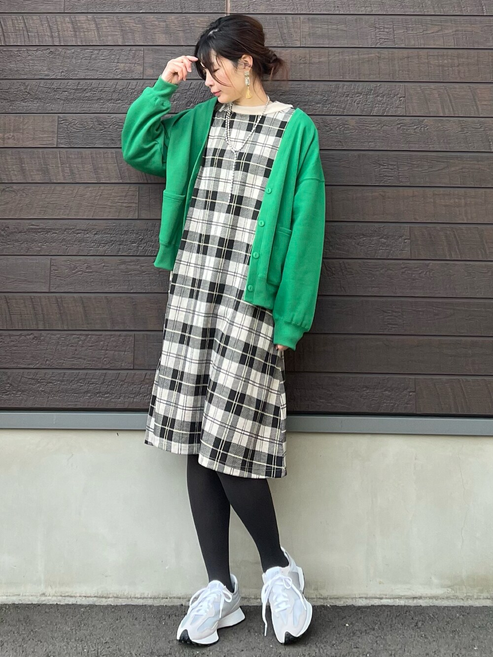 「休日スタイル、プチプラ、おしゃれさんと繋がりたい、ワンピース、高身長コーデ、骨格ナチュラル、チェック、カーディガン、春コーデ、グリーン、スニーカー、ニューバランス、裏起毛」｜「Sugar spoonの・SUGAR SPOON ウラキモウVネックカーディガン＊（カーディガン/ボレロ、グリーン系）」を使った、yokoyama_yuuuさん（レディース・173cm）の冬コーディネートの1枚目の写真
