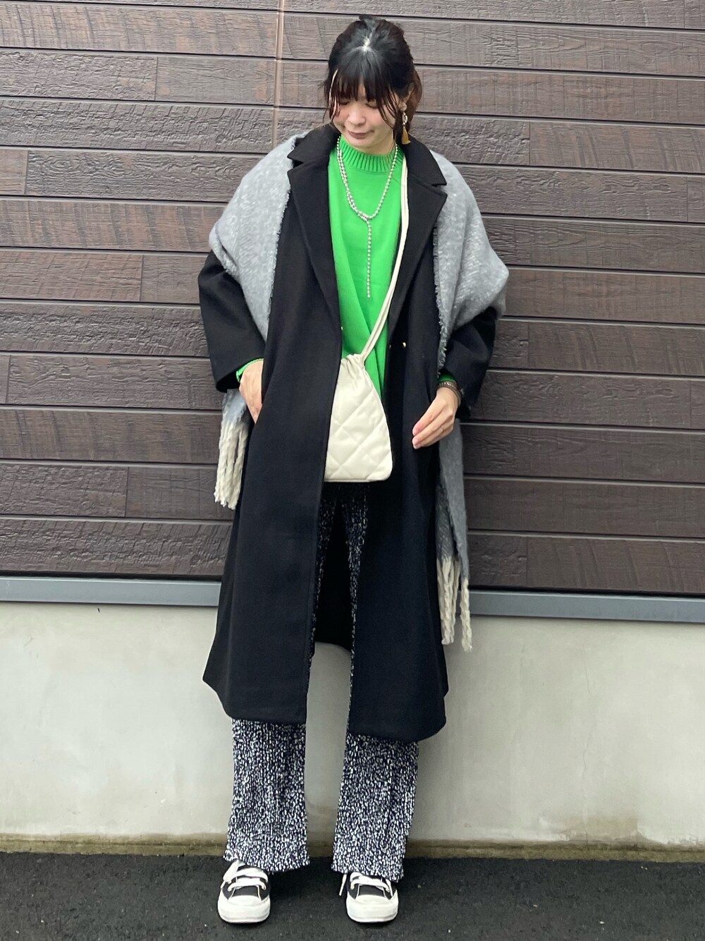 「大人カジュアル、きれいめカジュアル、休日スタイル、プチプラ、巾着バッグ、キルティング、おしゃれさんと繋がりたい、高身長コーデ、骨格ナチュラル、チェスターコート、プリーツパンツ、レオパード、アニマル柄、スニーカー、グリーン」｜「earth music&ecologyのチェスターコート ＊（チェスターコート、ブラック系）」を使った、yokoyama_yuuuさん（レディース・173cm）の冬コーディネートの1枚目の写真