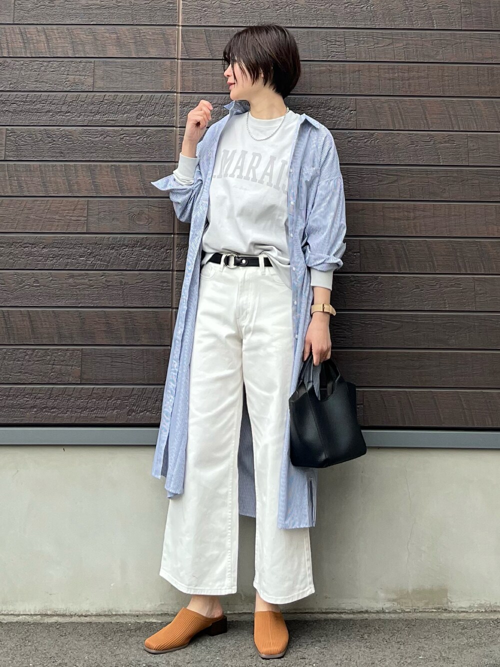 「春コーデ、大人カジュアル、シャツワンピ、高身長コーデ、骨格ナチュラル、プチプラコーデ、プチプラ、ロゴT、ワイドパンツ、ミュール」｜「Green　Parksのアソートシャツワンピース（ワンピース、ブルー系）」を使った、yokoyama_yuuuさん（レディース・173cm）の春コーディネートの1枚目の写真