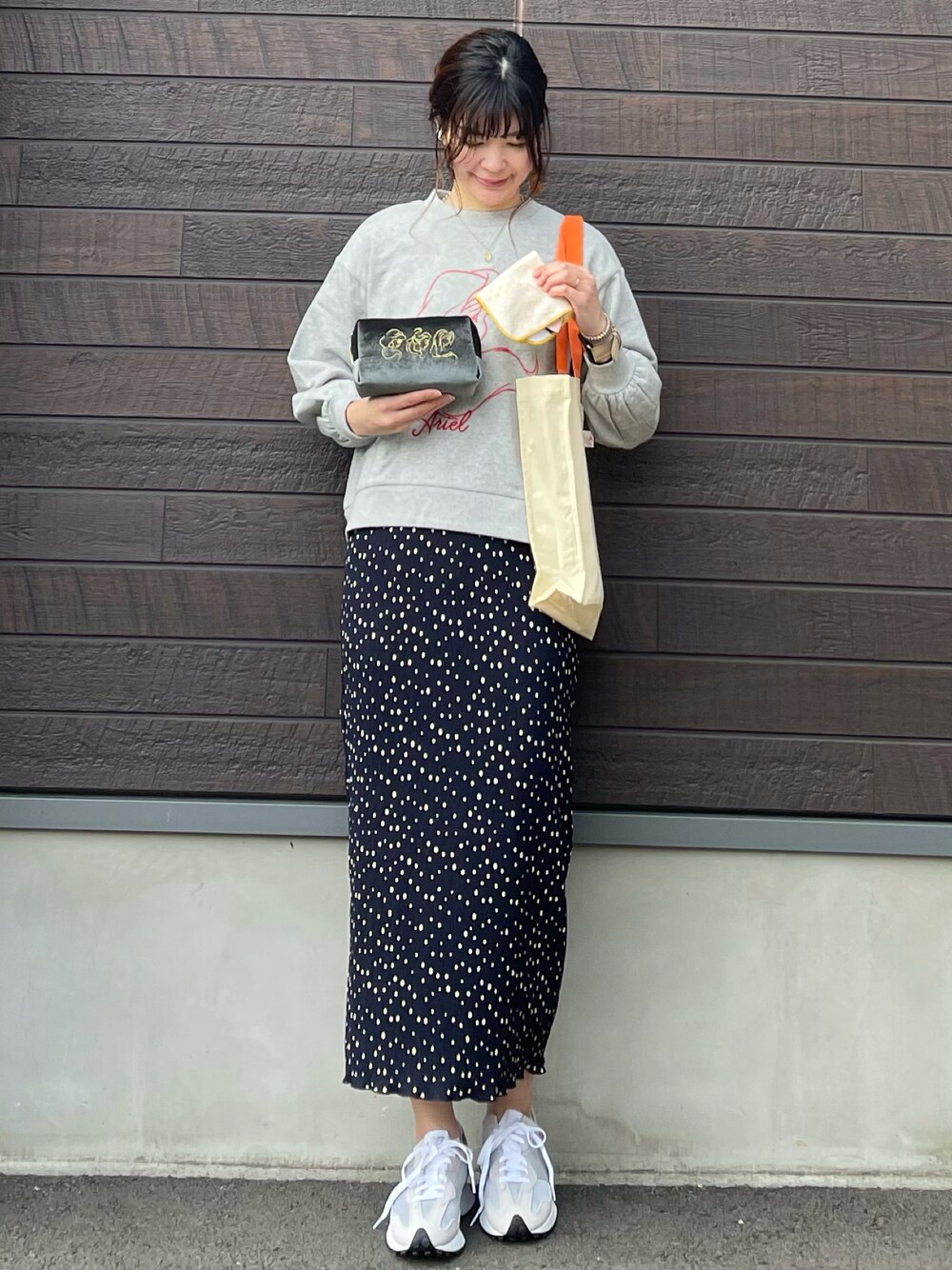 「春服みてみて、休日コーデ、春コーデ、ニューバランス、プチプラ、プチプラコーデ、骨格ナチュラル、トートバッグ、デニムコーデ、プルオーバー、disney、プリンセス、ドット、スカート」｜「Green　ParksのDisney Princess/袖ボリューム裏毛プル＊（スウェット、グレー系）」を使った、yokoyama_yuuuさん（レディース・173cm）の春コーディネートの1枚目の写真