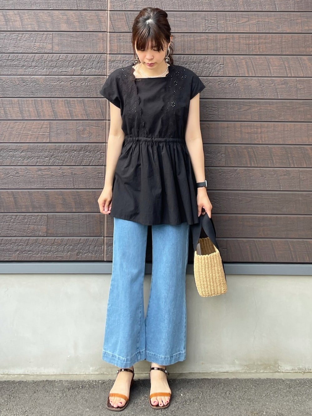 「夏コーデ、休日コーデ、デニム、ワイドパンツ、チュニック、レースチュニック、レース、ママコーデ、サンダル、スクエアトゥ、かごバッグ、プチプラ、プチプラコーデ」｜「Sugar spoonの・SUGAR SPOON スカラップレースチュニック＊（Tシャツ/カットソー、ブラック系）」を使った、yokoyama_yuuuさん（レディース・173cm）の夏コーディネートの1枚目の写真