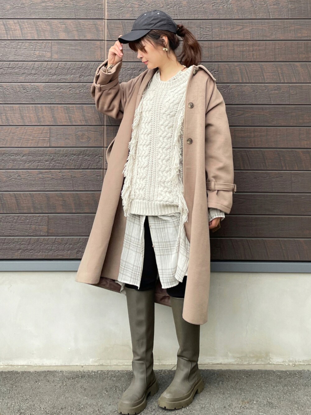「SLURR、大人カジュアル、レイヤードスタイル、シャツワンピ、チェック、スキニー、コート、アウター、チョコレート、キャップ」｜「Green　Parksの・ナイロンキャップ＊（キャップ、ブラック系）」を使った、yokoyama_yuuuさん（レディース・173cm）の夏コーディネートの1枚目の写真