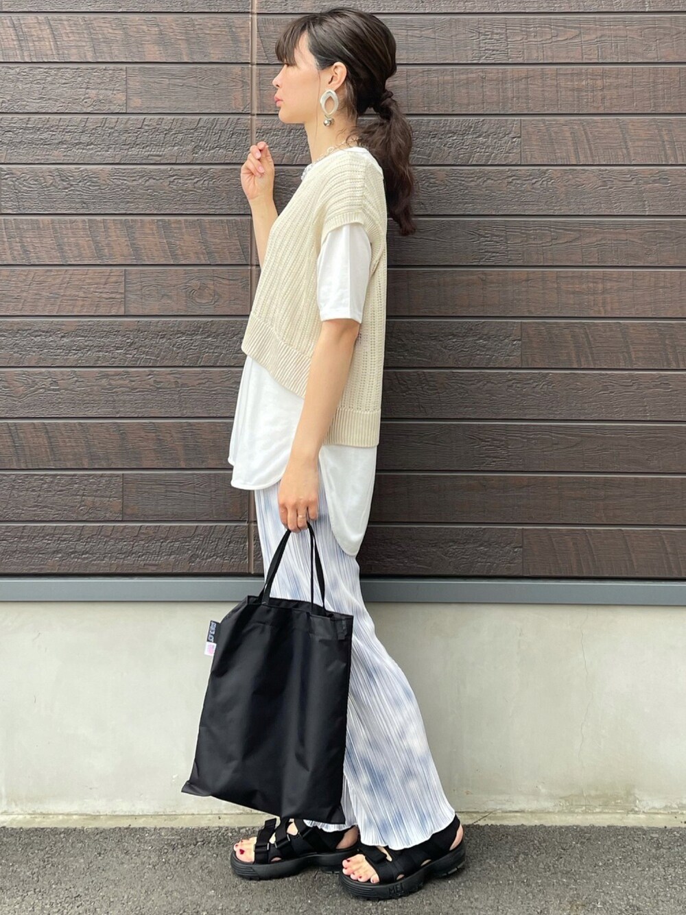 「休日スタイル、セットアイテム、レイヤードスタイル、タイダイ柄、プリーツパンツ、トートバッグ、ベルトサンダル、厚底サンダル、スポーツサンダル、ママコーデ」｜「earth music&ecologyのSET2点透かし編ニットベスト+ラウンドヘムチュニック ＊（ベスト、その他）」を使った、yokoyama_yuuuさん（レディース・173cm）の夏コーディネートの1枚目の写真