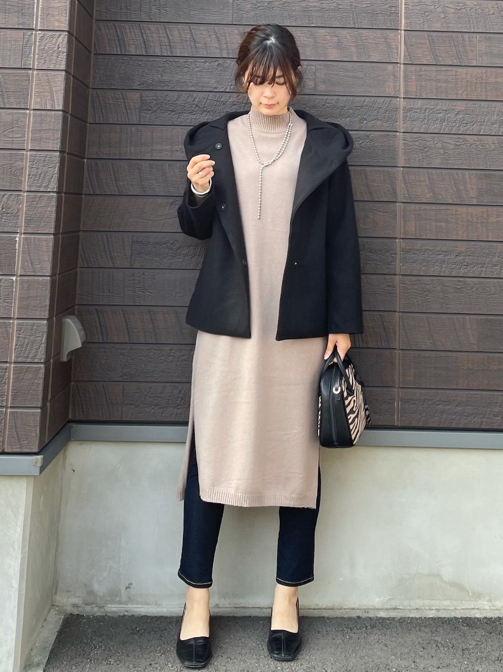 「コート、ワンピース、シンプル、冬コーデ、ニットワンピース、レイヤードスタイル、大人カジュアル、アニマル柄、プチプラ、ショートコート、秋冬コーデ、モックネック、高身長コーデ、骨格ナチュラル」｜「earth music&ecologyのフードショートコート ＊（その他アウター、ブラック系）」を使った、yokoyama_yuuuさん（レディース・173cm）の秋コーディネートの1枚目の写真