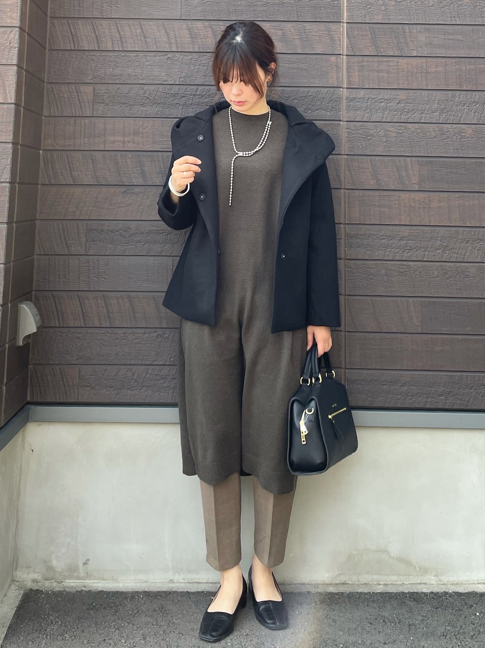 「大人カジュアル、休日スタイル、プチプラ、レイヤードスタイル、カーキ、ニットワンピース、コート、テーパードパンツ、チェック、シンプル、高身長コーデ、骨格ナチュラル、ダークカラー、スクエアバッグ、センタープレス」｜「earth music&ecologyのフードショートコート ＊（その他アウター、ブラック系）」を使った、yokoyama_yuuuさん（レディース・173cm）の秋コーディネートの1枚目の写真