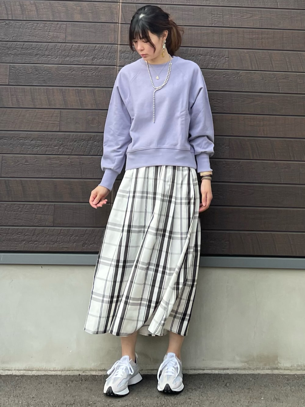 「春服みてみて、休日コーデ、春コーデ、パープル、カラー×コーデ、チェック、フレアスカート、プチプラ、プルオーバー、ラグラン、スニーカー、ニューバランス」｜「Green　Parksのラグランショート丈裏毛プルオーバー＊（スウェット、パープル系）」を使った、yokoyama_yuuuさん（レディース・173cm）の春コーディネートの1枚目の写真
