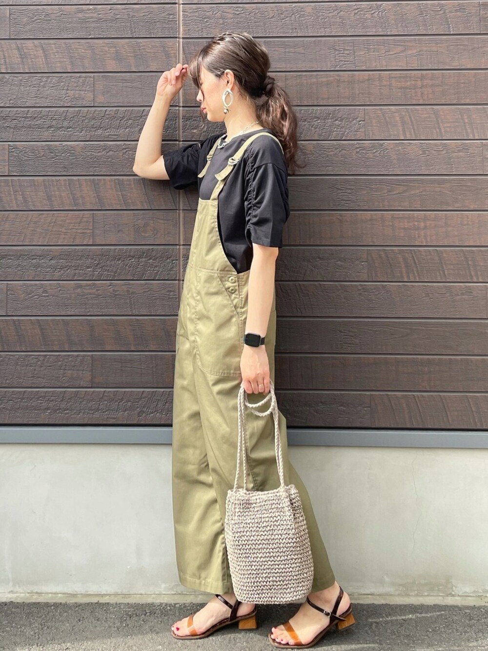 「大人カジュアル、プチプラコーデ、おしゃれさんと繋がりたい、シンプル、プチプラ、夏コーデ、Tシャツ、サロペット、ブラック、カーキ、ペーパーバッグ、ショルダーバッグ、サンダル、スクエアトゥ」｜「Green　Parksのツイルサロペット＊（サロペット/オーバーオール、グリーン系）」を使った、yokoyama_yuuuさん（レディース・173cm）の夏コーディネートの1枚目の写真