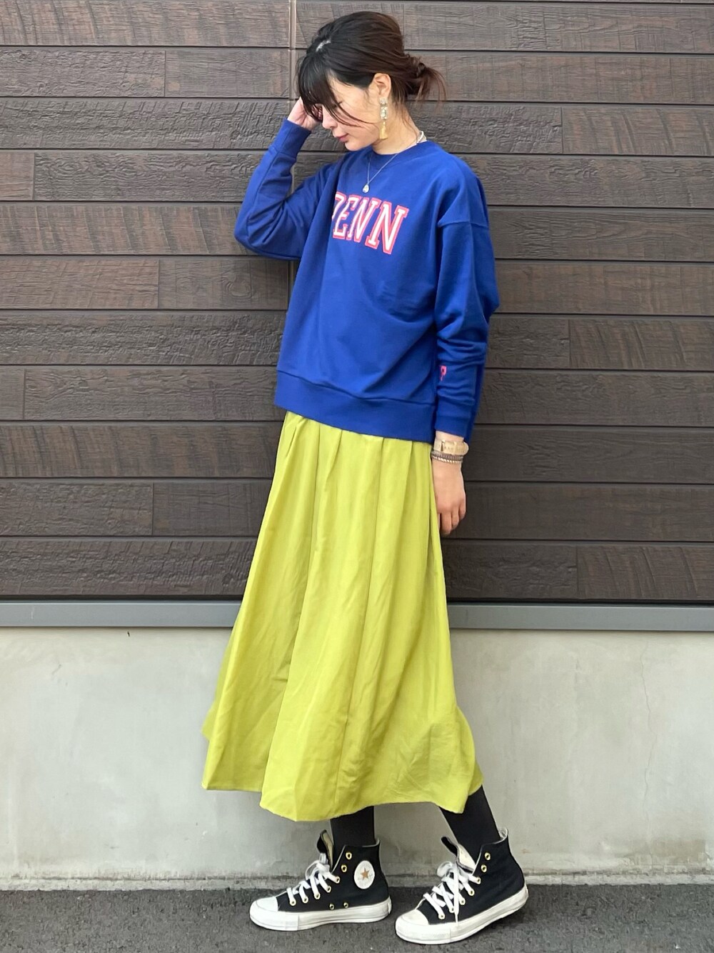「休日スタイル、大人カジュアル、きれいめカジュアル、高身長コーデ、骨格ナチュラル、プチプラ、スウェット、ロゴスウェット、カレッジスウェット、フレアスカート、イエロー、春コーデ、コンバース、スニーカー」｜「Green　Parksのカレッジロゴプリントスウェット＊（スウェット、ブルー系）」を使った、yokoyama_yuuuさん（レディース・173cm）の冬コーディネートの1枚目の写真