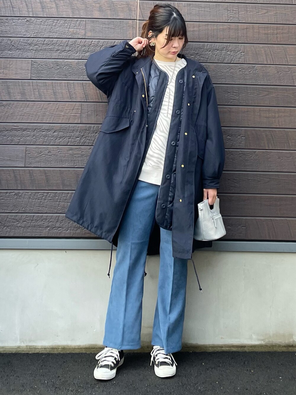「おしゃれさんと繋がりたい、大人カジュアル、カジュアルコーデ、春カラー、ワントーンコーデ、ブルー、スウェット、プリントスウェット、アニマル柄、休日スタイル、モッズコート、フレアパンツ、ミニバッグ、スニーカー、コンバース」｜「ELENCARE DUEの・ELENCARE DUE SET2点ライナー×モッズ＊（モッズコート、ブルー系）」を使った、yokoyama_yuuuさん（レディース・173cm）の冬コーディネートの1枚目の写真