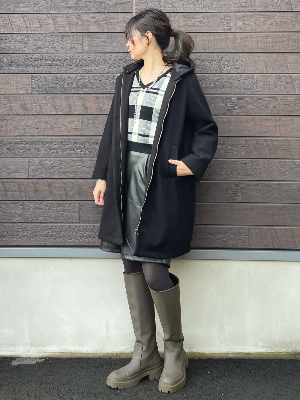「大人カジュアル、ブラックコーデ、休日スタイル、プチプラ、SLURR、ニット、レザーライク、フェイクレザー、ハーフパンツ、ロングブーツ、Vネック、高身長コーデ、骨格ナチュラル」｜「Green　Parksのフード取り外し比翼コート＊（その他アウター、ブラック系）」を使った、yokoyama_yuuuさん（レディース・173cm）の冬コーディネートの1枚目の写真