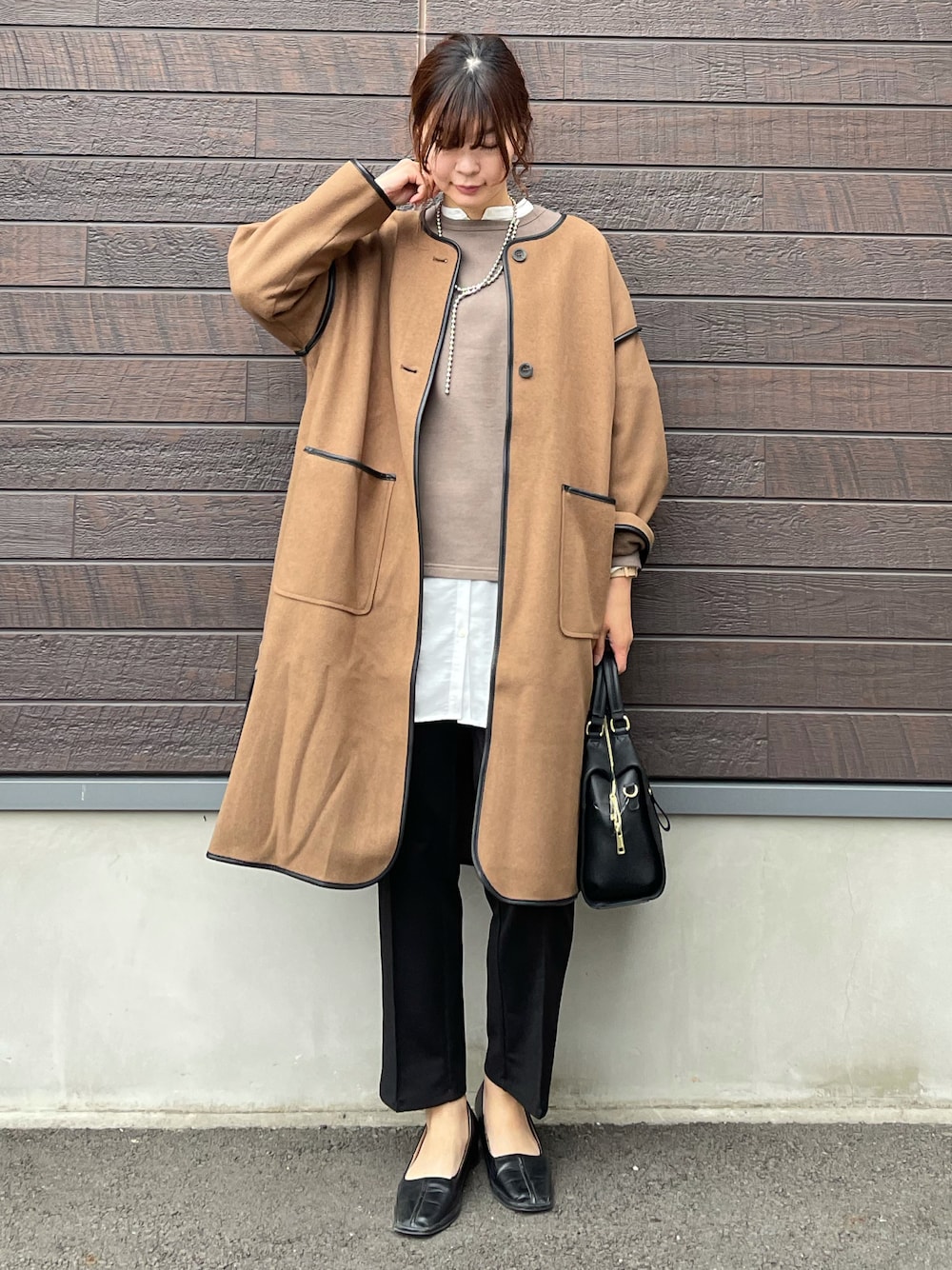 「大人カジュアル、レイヤードスタイル、休日スタイル、冬コーデ、コート、プチプラ、ブラウン、袖ボリューム、パイピング、パンツスタイル、スクエアバッグ、高身長コーデ、骨格ナチュラル、シャツスタイル」｜「AMERICAN HOLICの袖ボリューム裏毛プルオーバー（スウェット、ブラウン系）」を使った、yokoyama_yuuuさん（レディース・173cm）の冬コーディネートの1枚目の写真