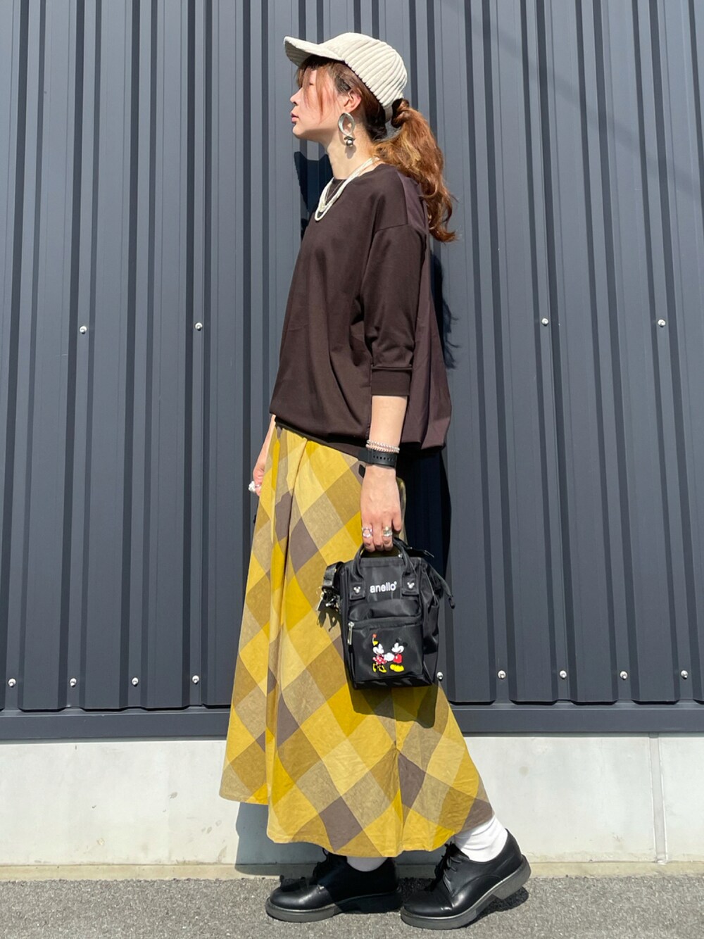 「秋コーデ、秋のコーデ、秋服準備はじめました、大人カジュアル、オトナカジュアル、プチプラ、高身長コーデ、骨格ナチュラル、ママコーデ、ブラウン、チェック、ショルダーバッグ、disney、ロングスカート」｜「Green　Parksのバック布帛7分袖カットプルオーバー＊（Tシャツ/カットソー、ブラウン系）」を使った、yokoyama_yuuuさん（レディース・173cm）の秋コーディネートの1枚目の写真