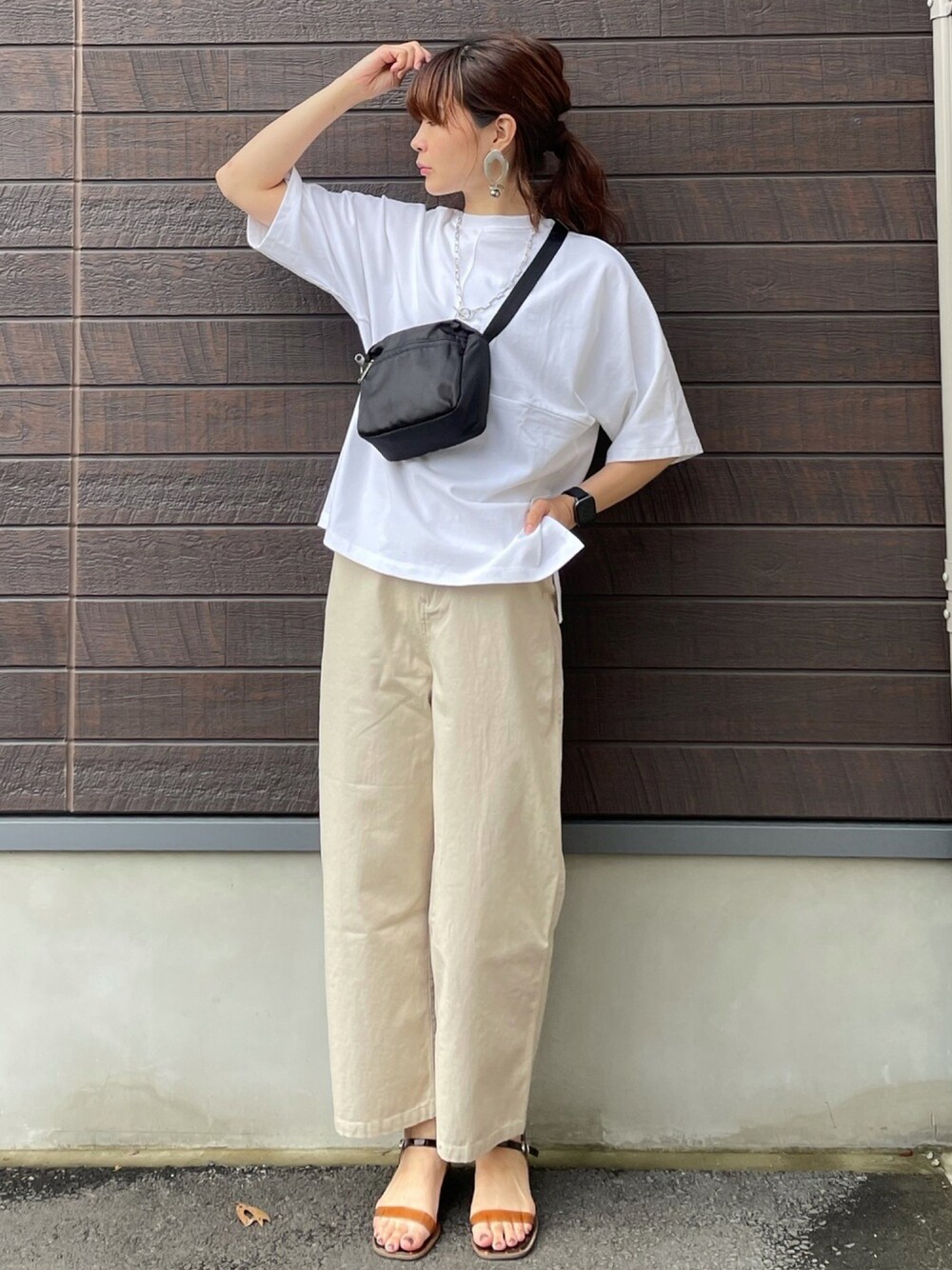 「COOLなこのコが仲間入り、夏コーデ、シンプルコーデ、大人カジュアル、プルオーバー、ツイルパンツ、Anello、サンダル、スクエアトゥ、ベーシック」｜「Green　Parksのヘビー天竺BIGシルエットプルオーバー＊（Tシャツ/カットソー、ホワイト系）」を使った、yokoyama_yuuuさん（レディース・173cm）の夏コーディネートの1枚目の写真