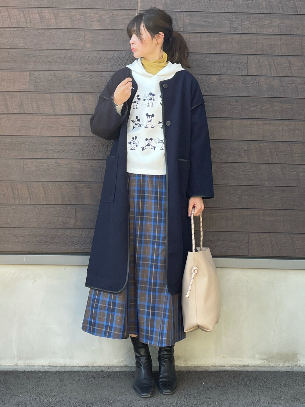 「大人カジュアル、きれいめカジュアル、パーカー、タートルネック、プチプラ、休日コーデ、パイピングコート、コート、おしゃれさんと繋がりたい、チェックスカート、マーメイドスカート、トートバッグ、高身長コーデ、骨格ナチュラル、ショートブーツ」｜「Green　Parksのシアータートルインナー（Tシャツ/カットソー、イエロー系）」を使った、yokoyama_yuuuさん（レディース・173cm）の冬コーディネートの1枚目の写真