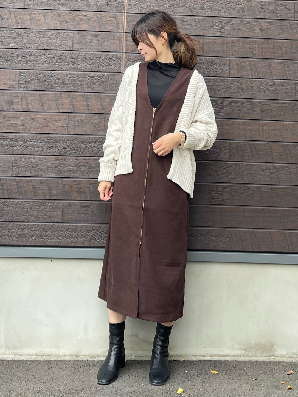 「大人カジュアル、おしゃれさんと繋がりたい、レイヤードスタイル、プチプラ、休日スタイル、カーディガン、ジャンバースカート、シアー、ケーブルニット、ショートブーツ、高身長コーデ、骨格ナチュラル」｜「Green　Parksの・SUGAR SPOON ケーブルニットカーディガン＊（カーディガン/ボレロ、ホワイト系）」を使った、yokoyama_yuuuさん（レディース・173cm）の冬コーディネートの1枚目の写真