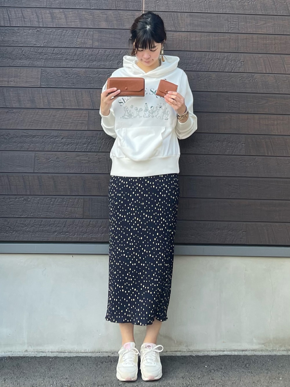 「大人カジュアル、きれいめカジュアル、春コーデ、休日スタイル、プチプラ、高身長コーデ、骨格ナチュラル、プルオーバー、プリントスウェット、ドット、プリーツスカート、スニーカー、エアマックス」｜「Green　ParksのSESAME STREET フードPO＊（パーカー、ホワイト系）」を使った、yokoyama_yuuuさん（レディース・173cm）の冬コーディネートの1枚目の写真