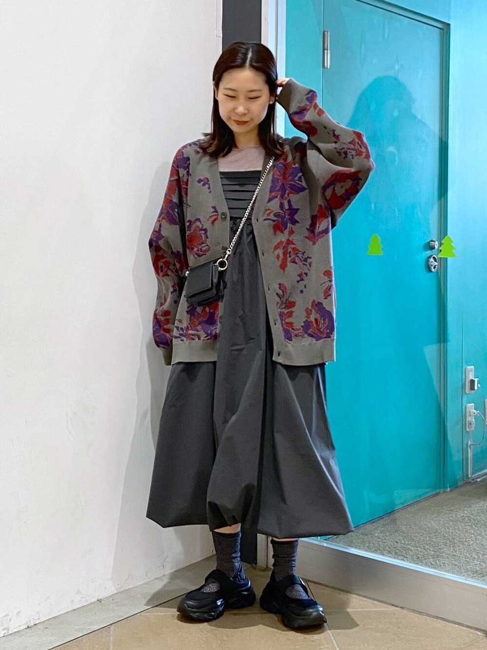 「高見え、LOWRYS FARM、冬コーデ、女子ウケ、着痩せ・細見え、休日コーデ、ワンマイル、女子会、高身長、ゆったり、メンズライク、きれいめ、カジュアル、カーディガン、人気アイテムをチェック！」｜「LOWRYS FARMのフラワージャガードカーデ　353970（カーディガン/ボレロ、グレー系）」を使った、なかじさん（レディース・165cm）の秋コーディネートの1枚目の写真