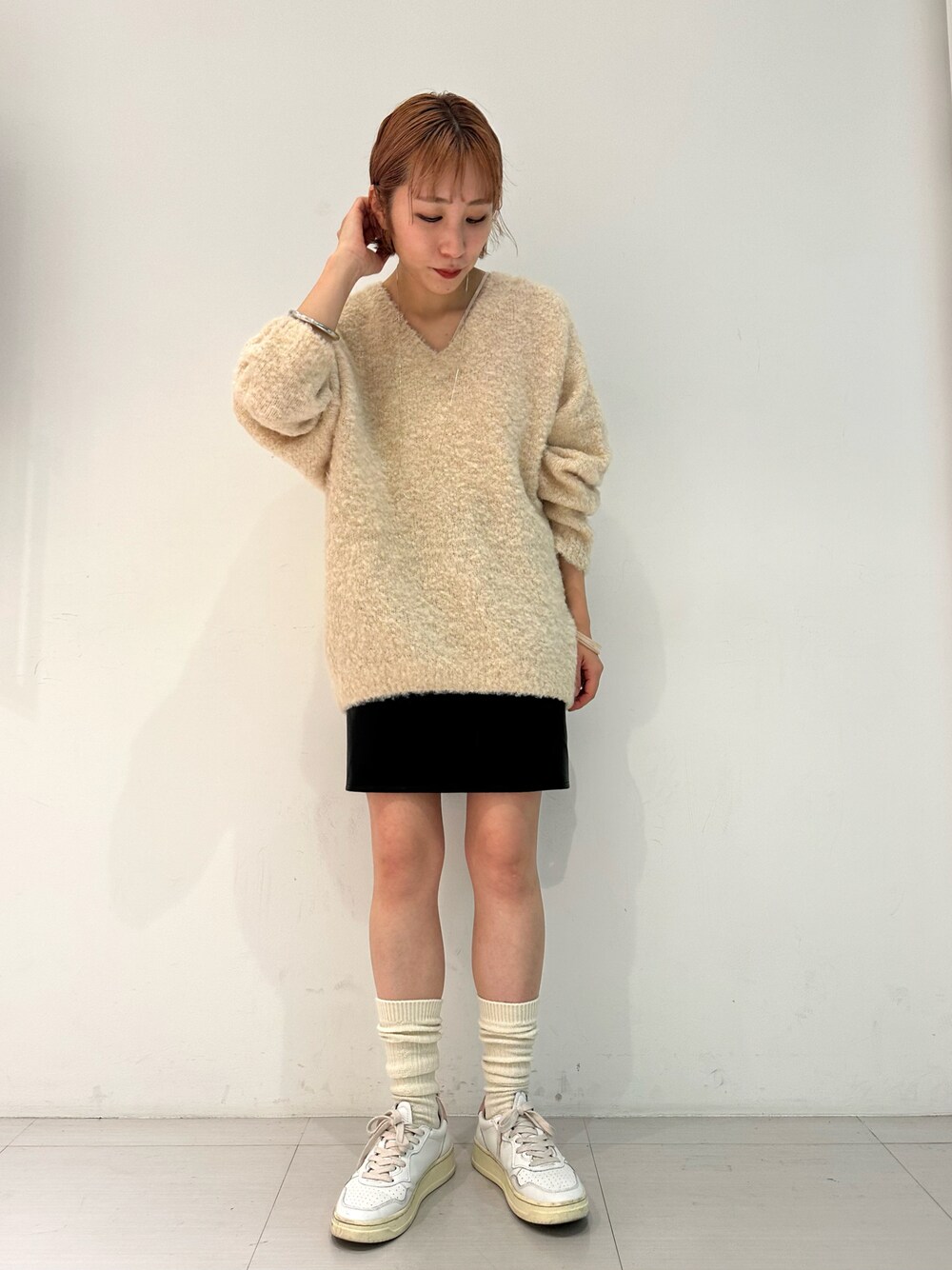「オトナカジュアル、秋服コーデ、キレイめカジュアル、オトナ女子、着回しコーデ、カジュアルコーデ、大人カジュアル、きれいめカジュアル、ミニスカート、ニット、ニットコーデ、秋服、スニーカー、楽チンコーデ、ゆるコーデ」｜「Omekashiのループヤーンロングニット（ニット/セーター、ベージュ系）」を使った、suzuさん（レディース・158cm）の秋コーディネートの1枚目の写真
