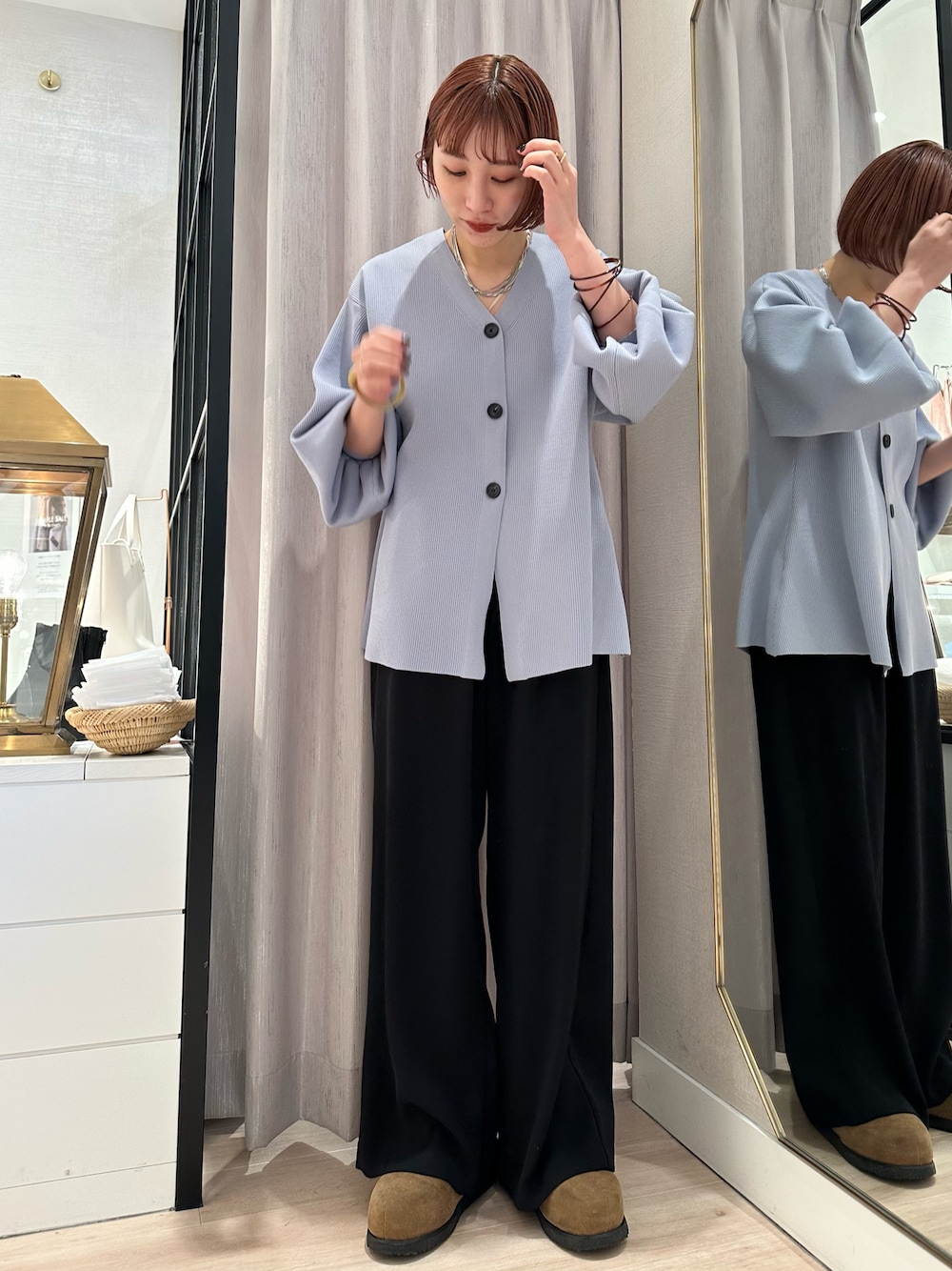 「大人カジュアル、パンツコーデ、ビッグシルエット、オトナ女子、韓国ファッション、冬コーデ、カーディガン、カーディガンコーデ、ブルー、カラーコーデ、ムートンブーツ、スラックス、大人コーデ、きれいめカジュアル、ゆるコーデ」｜「Omekashiの2wayライトフレアカーディガン（カーディガン/ボレロ、ブルー系）」を使った、suzuさん（レディース・158cm）の冬コーディネートの1枚目の写真