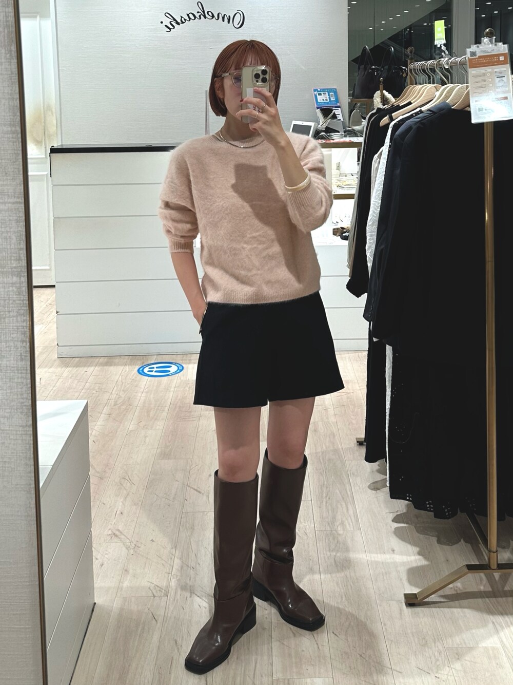「秋冬コーデ、お出かけコーデ、オトナ女子、秋服準備はじめました、秋服コーデ、ブーツスタイル、ニット、ニットカーディガン、カーディガン、ショートパンツ、ピンク、ロングブーツ、大人カジュアル、きれいめカジュアル、カジュアルガーリー」｜「Omekashiのファーカシミヤ2WAYカーディガン（ニット/セーター、ピンク系）」を使った、suzuさん（レディース・158cm）の秋コーディネートの1枚目の写真