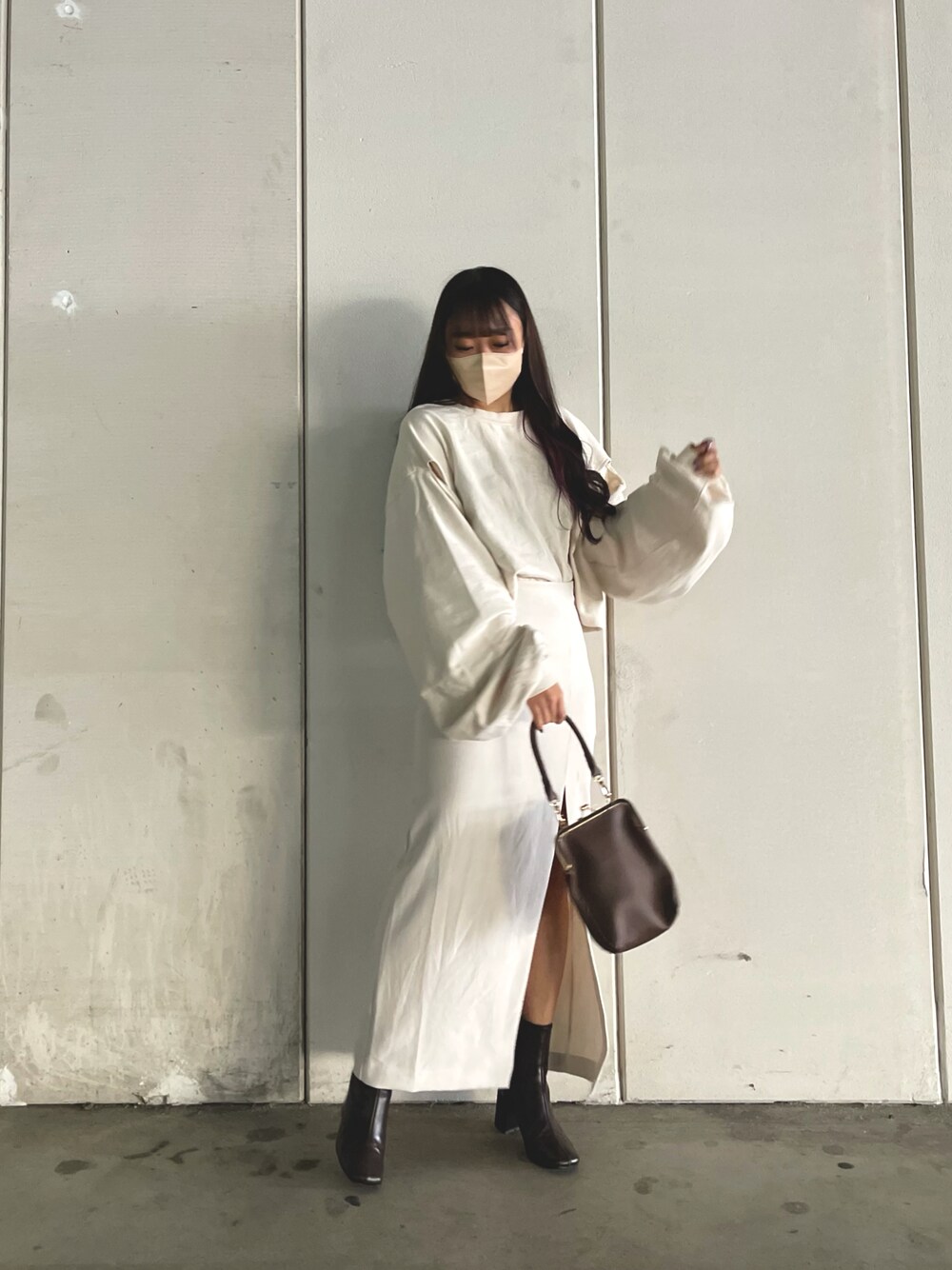 「シンプルコーデ、春、オトナカジュアル、低身長、スウェット、低身長女子、GRL、スリット、スリットスカート、ホワイト、ショートブーツ、moitytto、タイトスカート、ロングスカート、カジュアル」｜「moi tyttoの2wayショルダーバッグ（ショルダーバッグ、ブラウン系）」を使った、日向結衣さん（レディース・150cm）の冬コーディネートの1枚目の写真