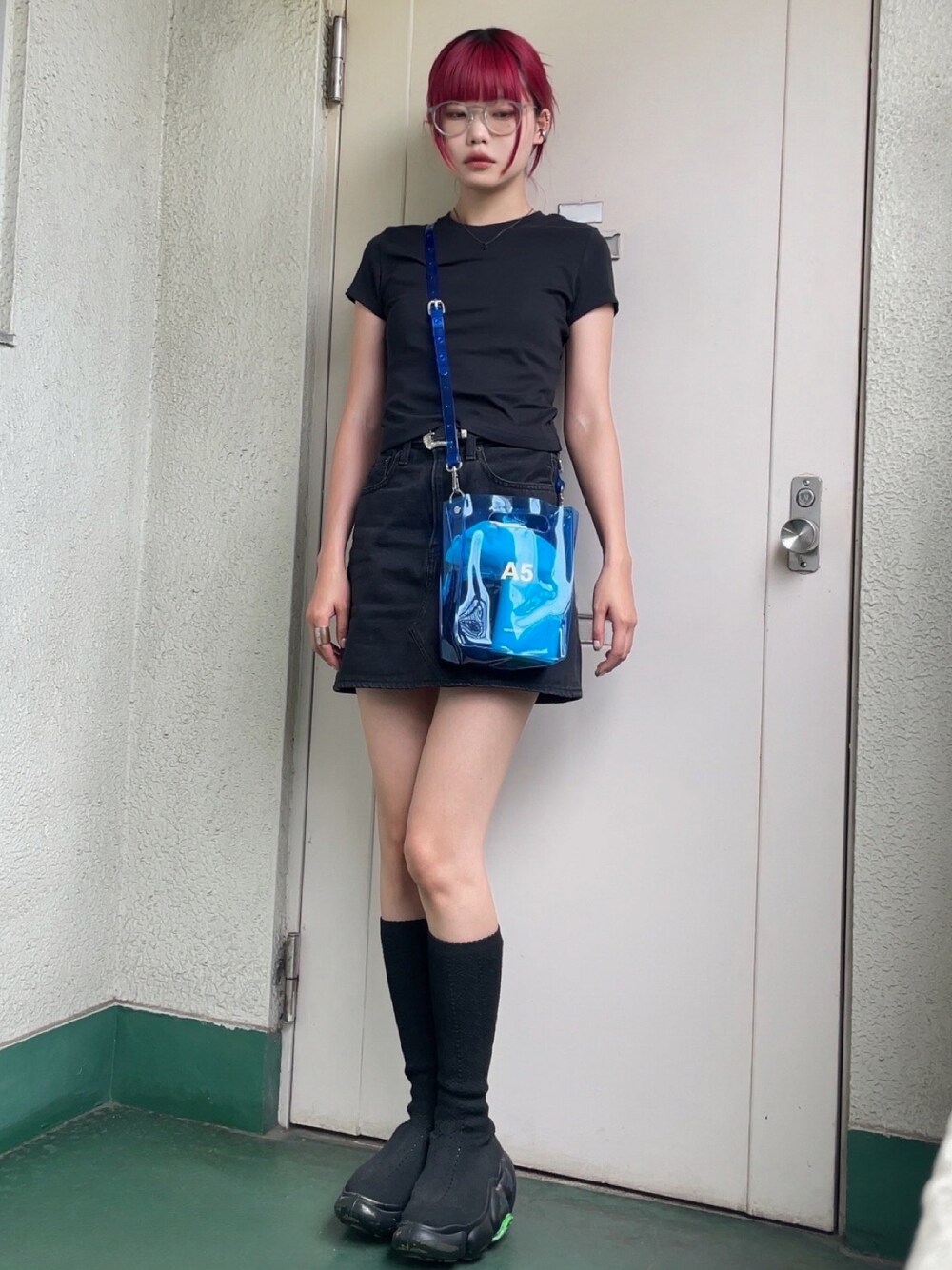 ブルー系のショルダーバッグ、ブラック系のブーツを着用したレディースの夏コーディネートの1枚目の写真
