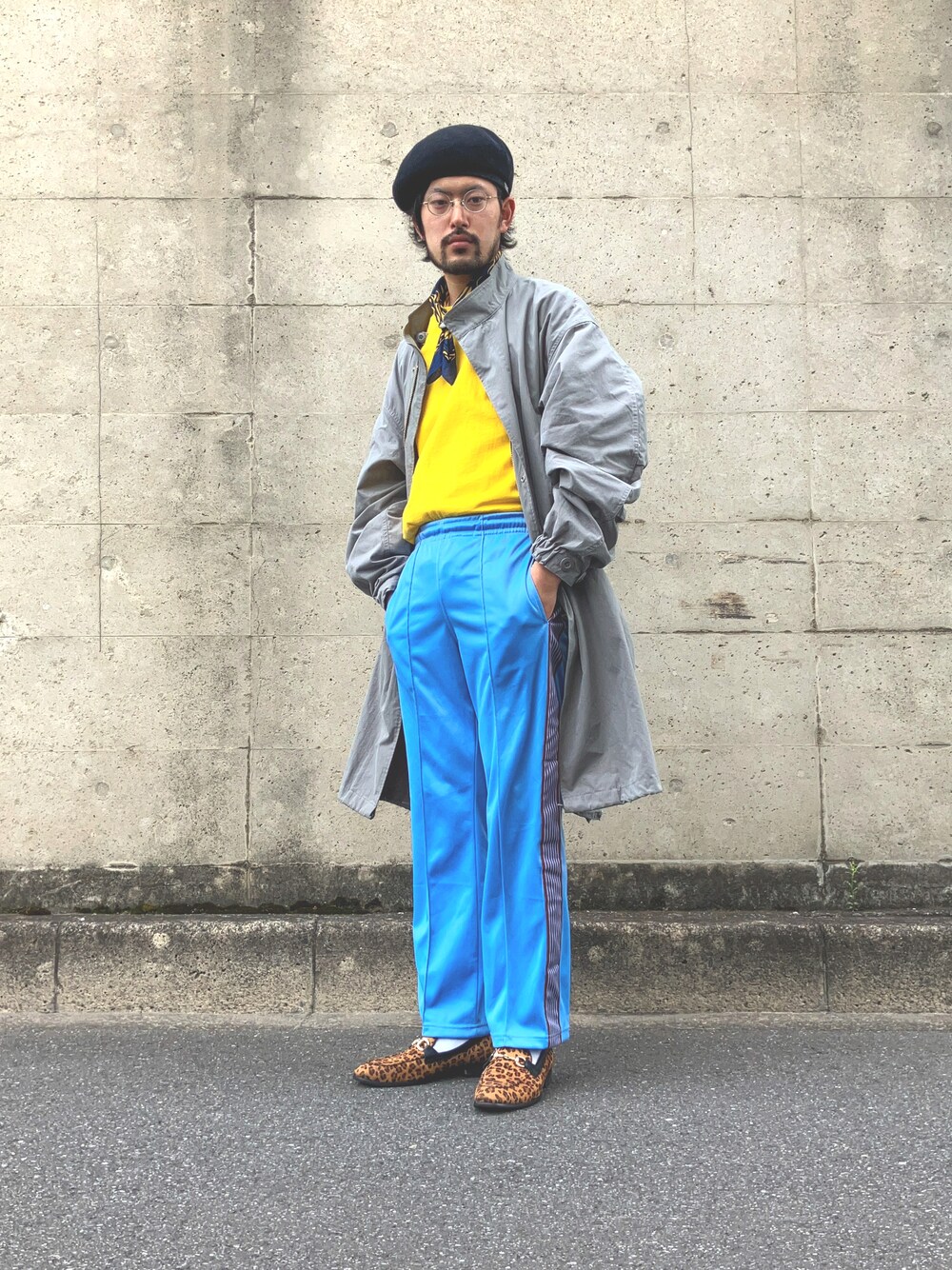 ブラック系のモッズコート、イエロー系のTシャツ/カットソー、ブルー系のデニムパンツを着用したメンズの春コーディネートの1枚目の写真